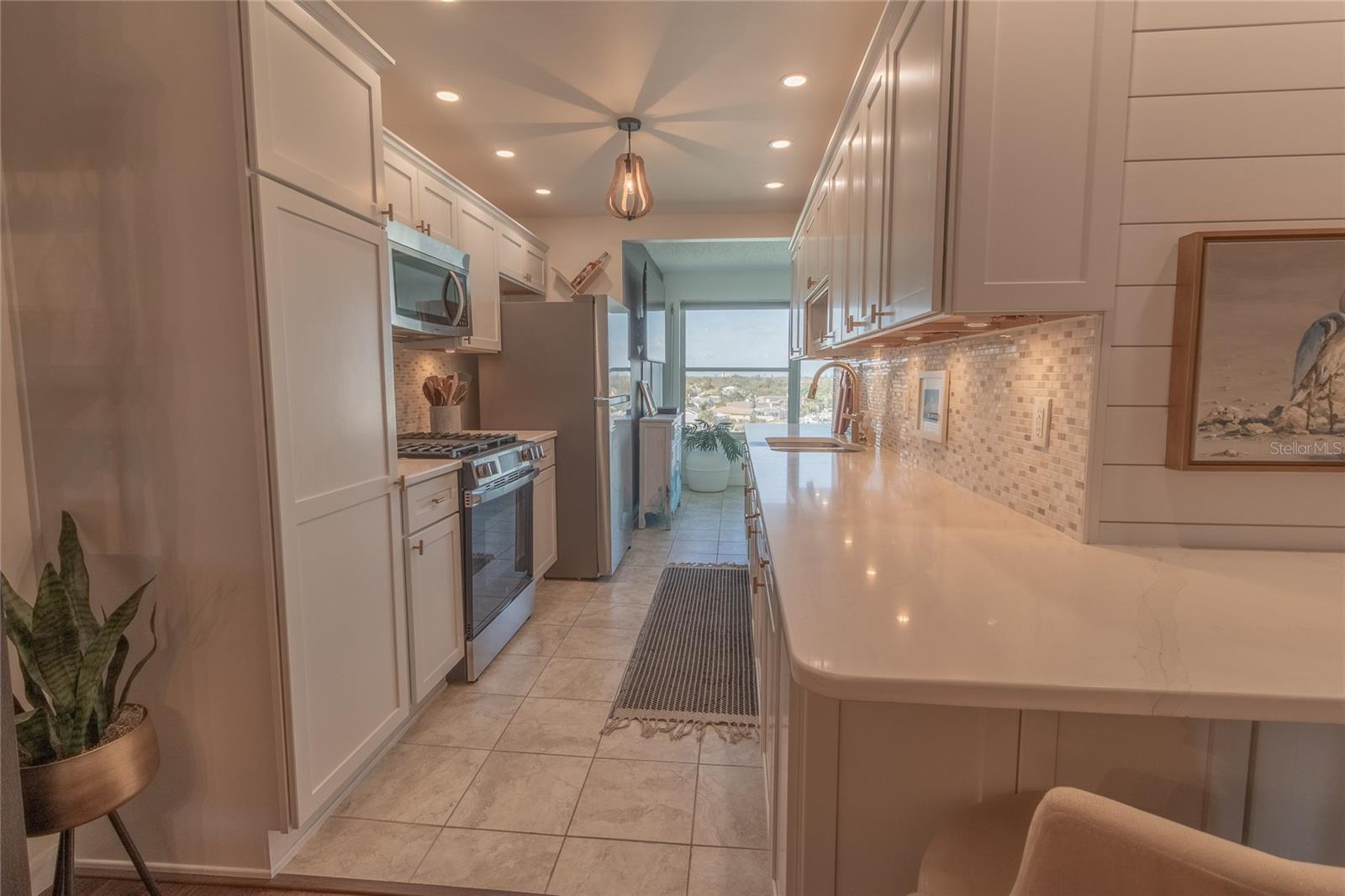 Listing photo id 6 for 6075 Shore Boulevard S 606