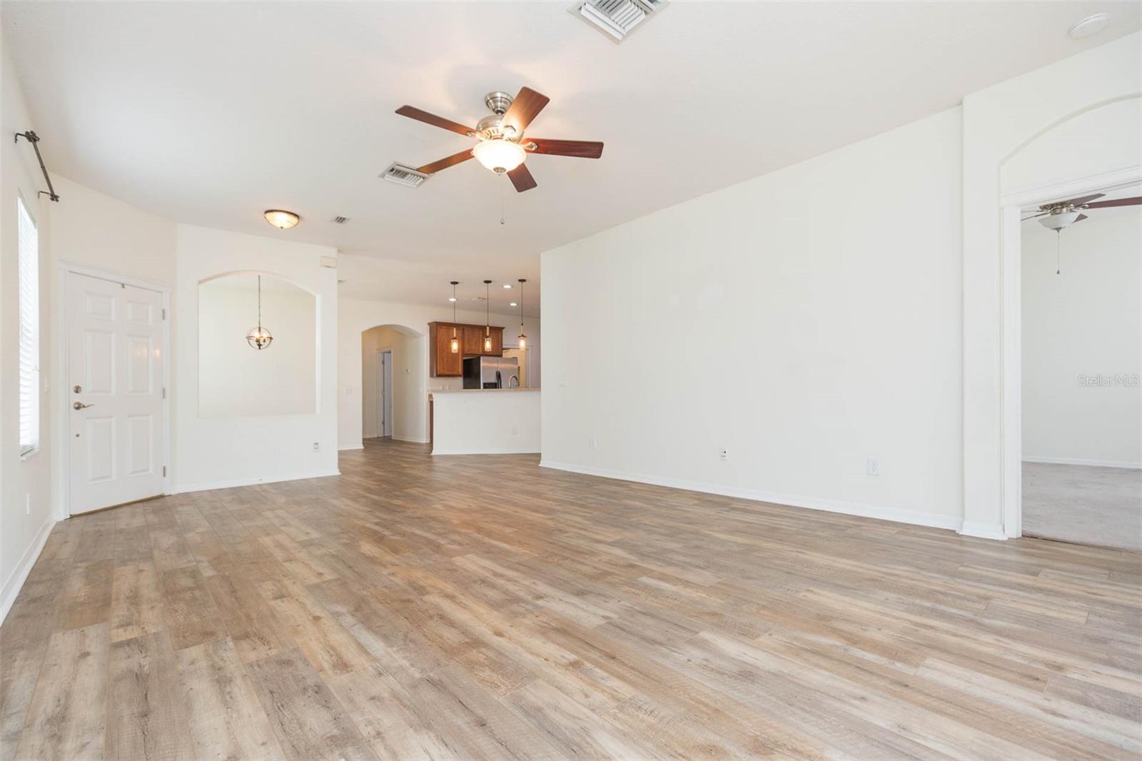 Listing photo id 8 for 7409 Surrey Wood Lane