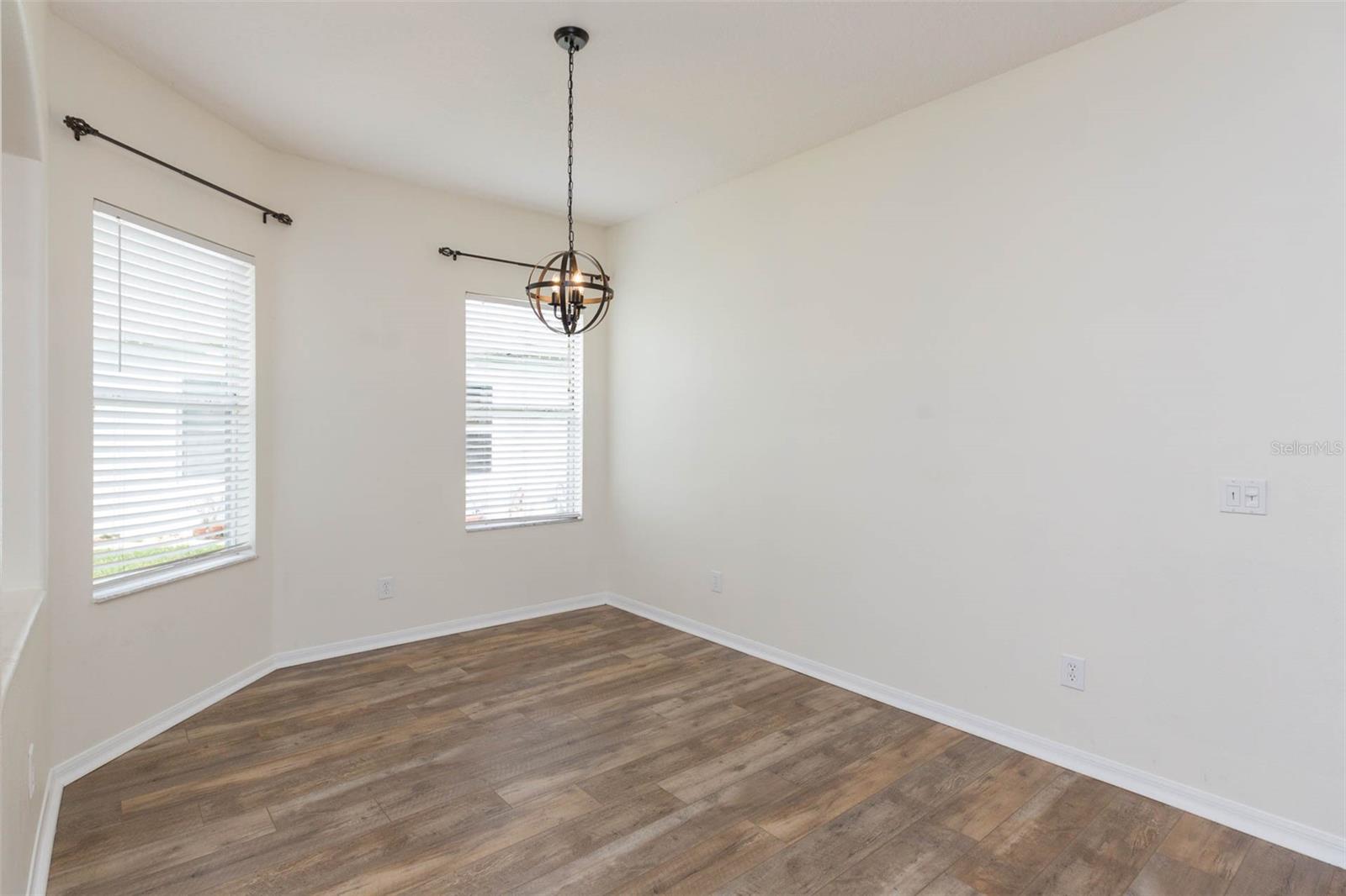 Listing photo id 9 for 7409 Surrey Wood Lane