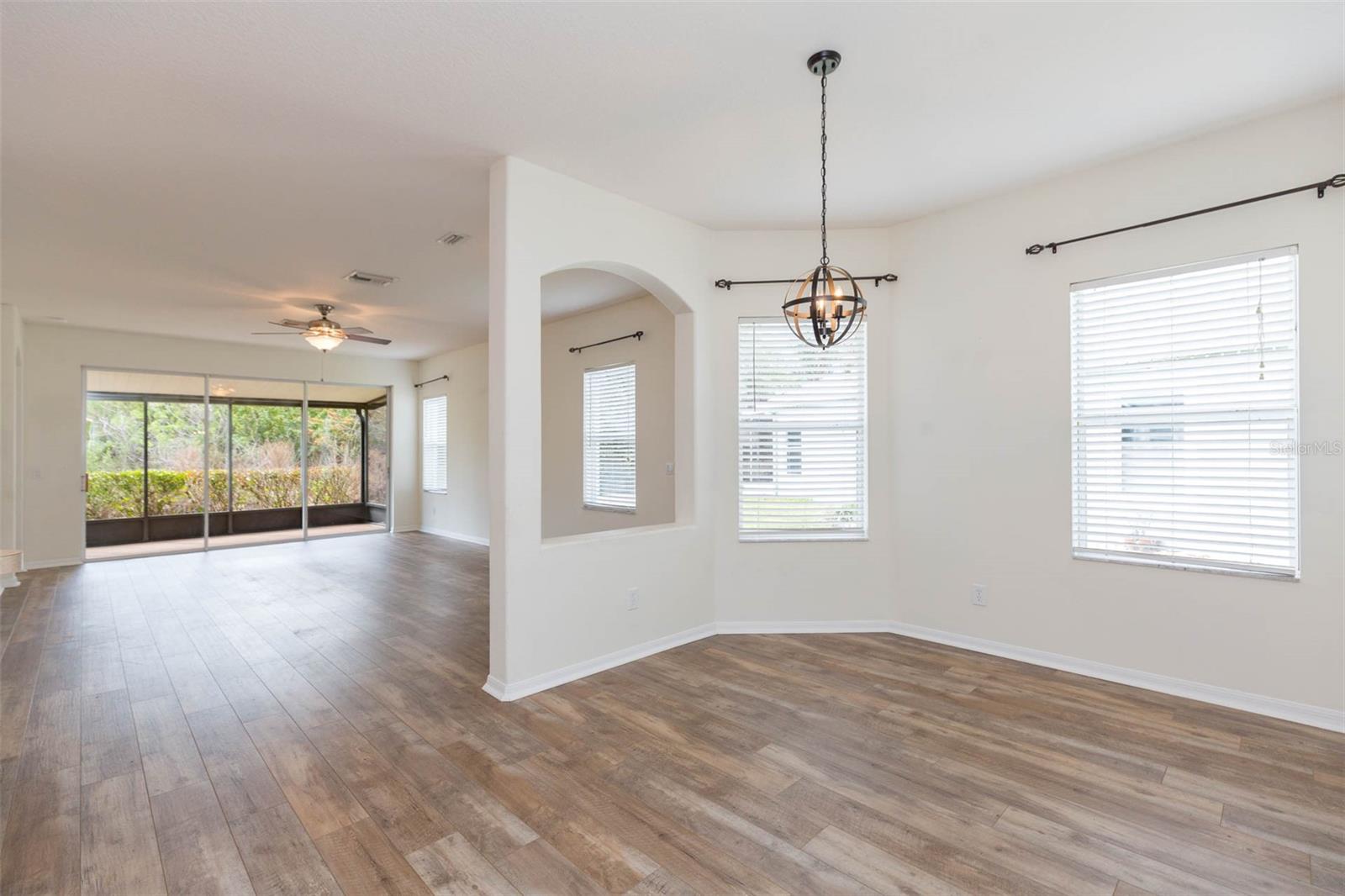 Listing photo id 10 for 7409 Surrey Wood Lane