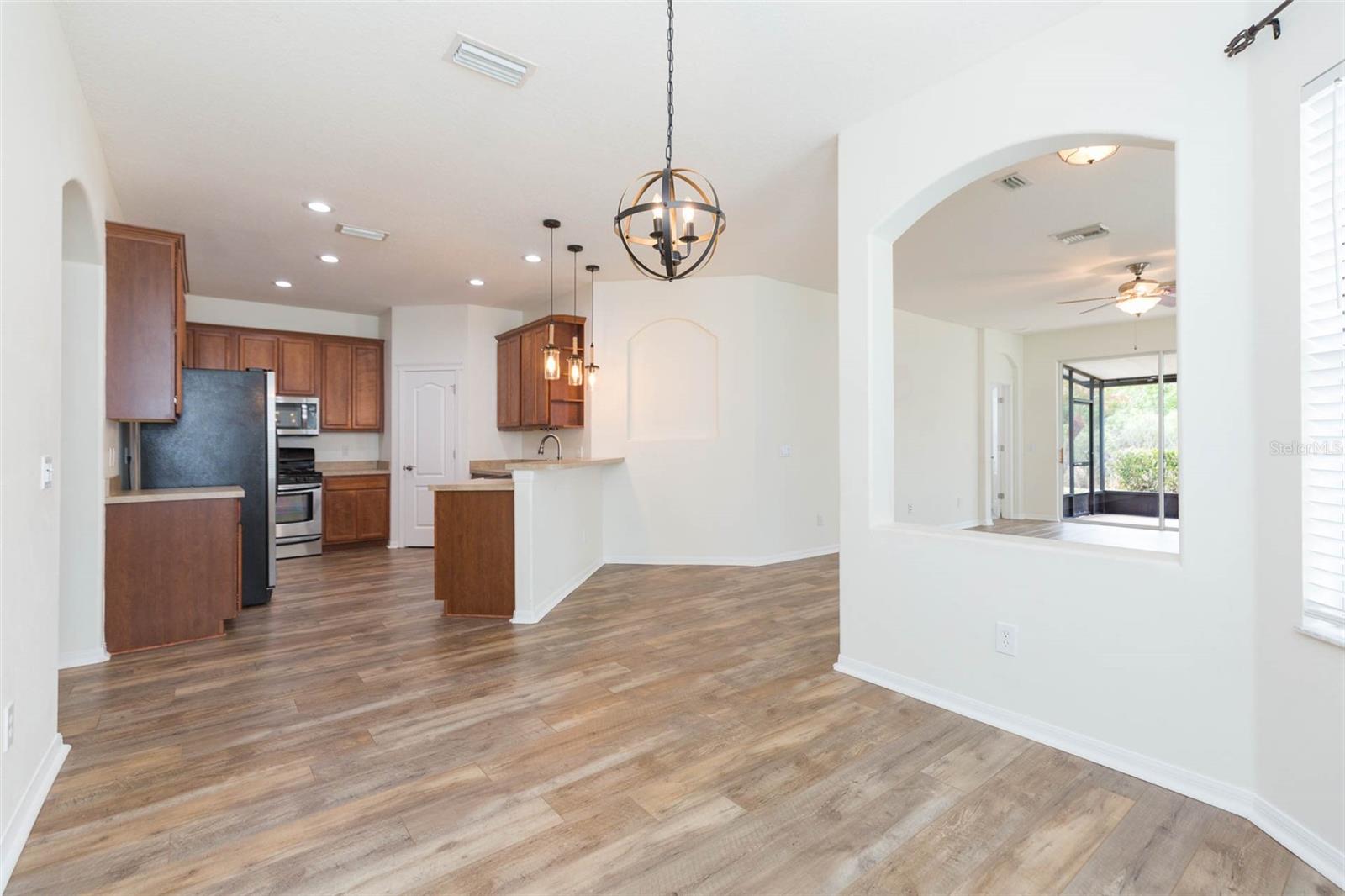 Listing photo id 11 for 7409 Surrey Wood Lane