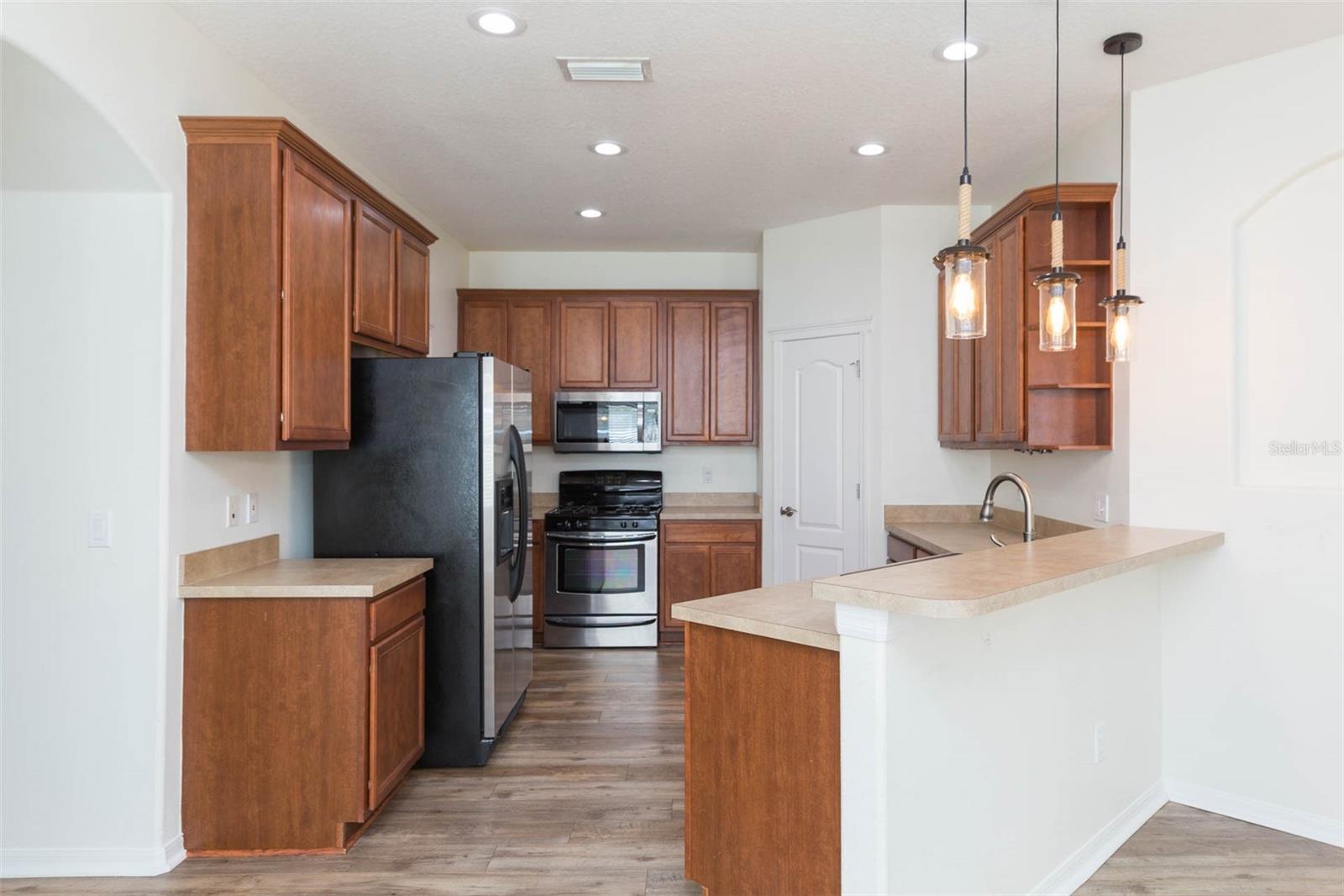 Listing photo id 12 for 7409 Surrey Wood Lane