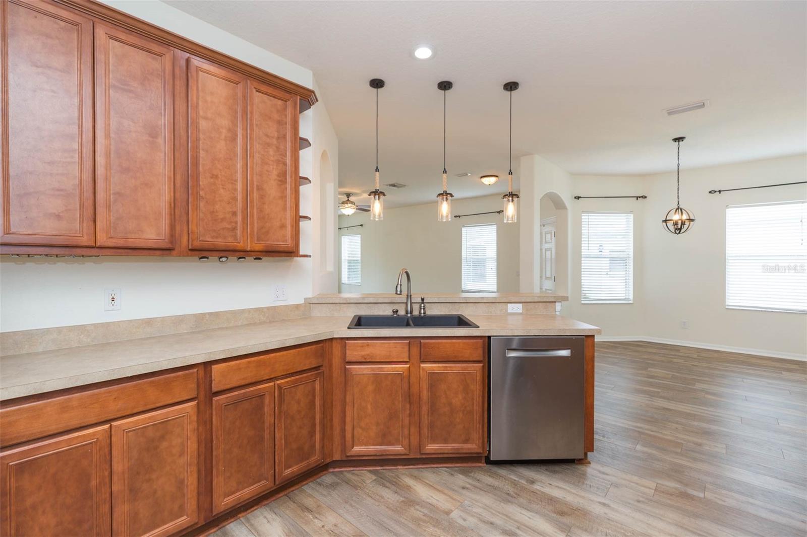 Listing photo id 15 for 7409 Surrey Wood Lane