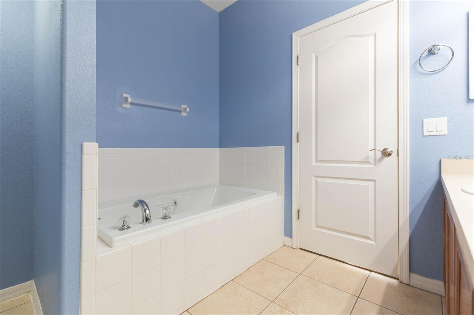 Listing photo id 27 for 7409 Surrey Wood Lane