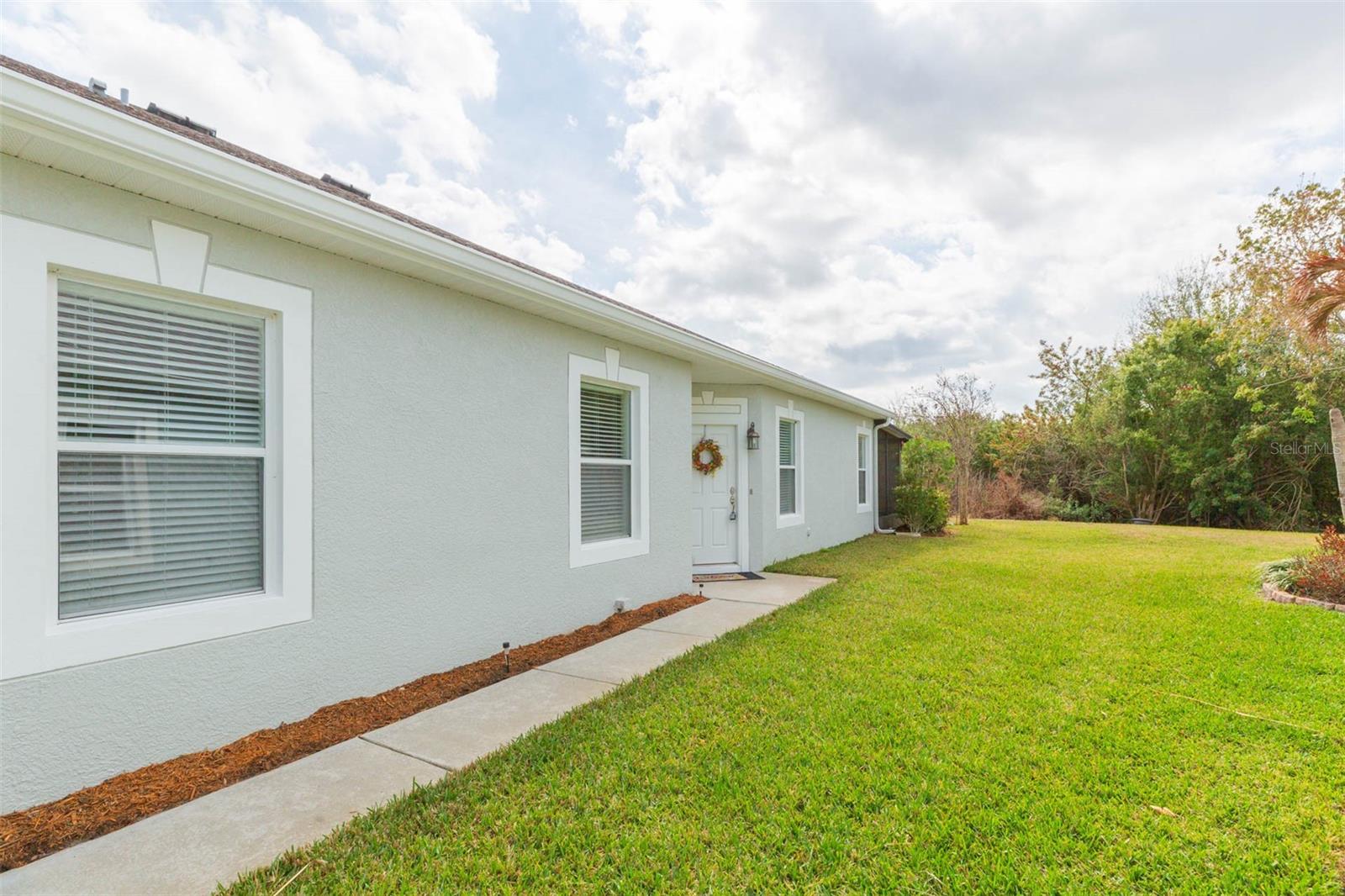 Listing photo id 2 for 7409 Surrey Wood Lane