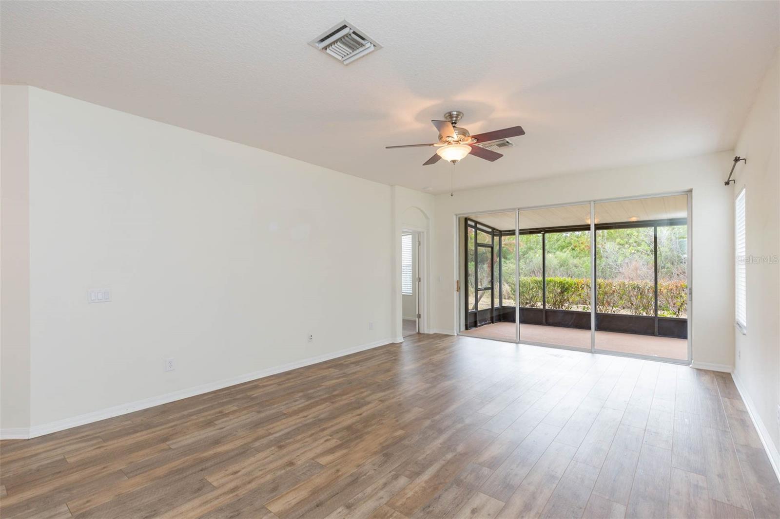 Listing photo id 4 for 7409 Surrey Wood Lane