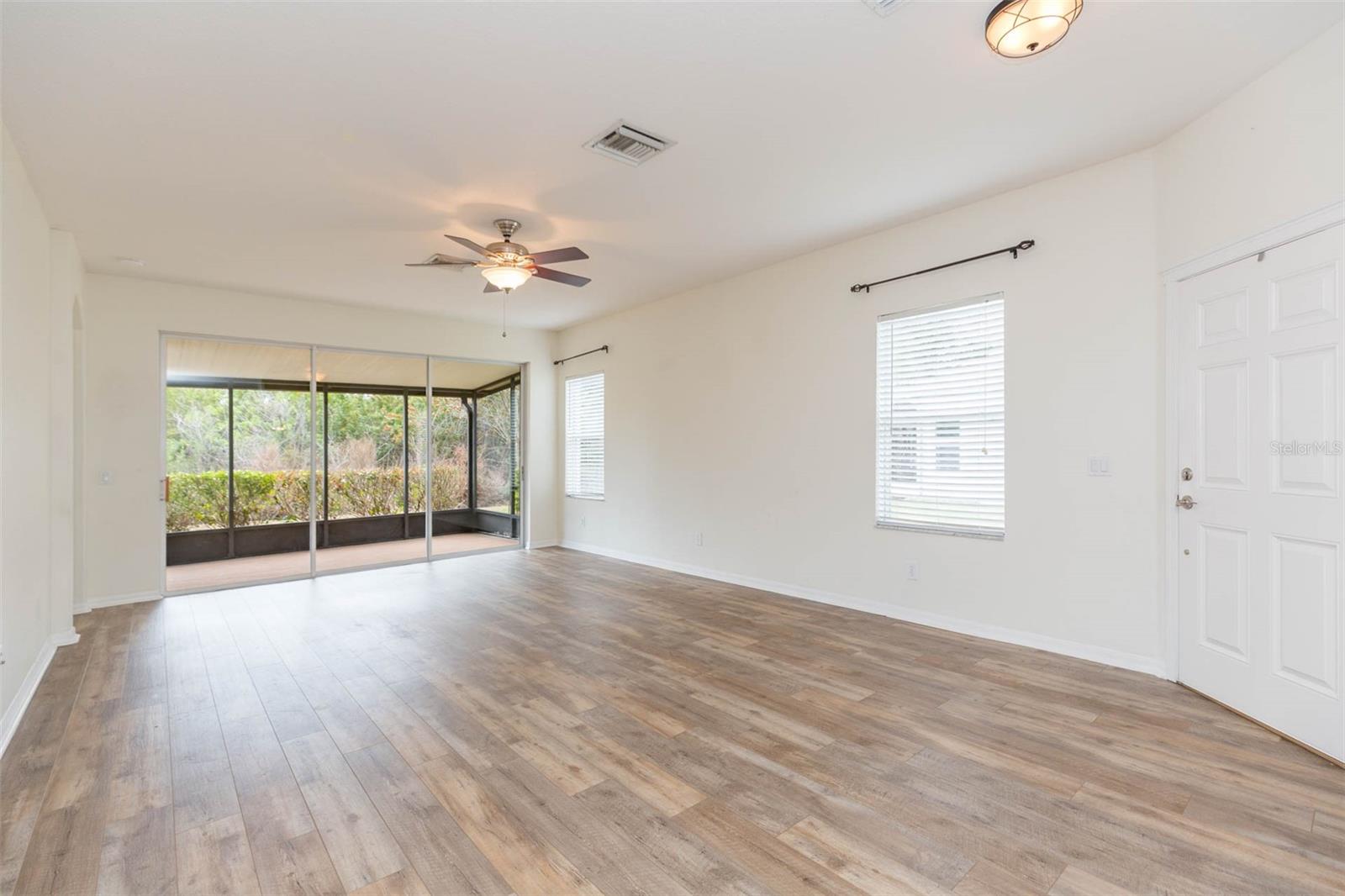 Listing photo id 5 for 7409 Surrey Wood Lane