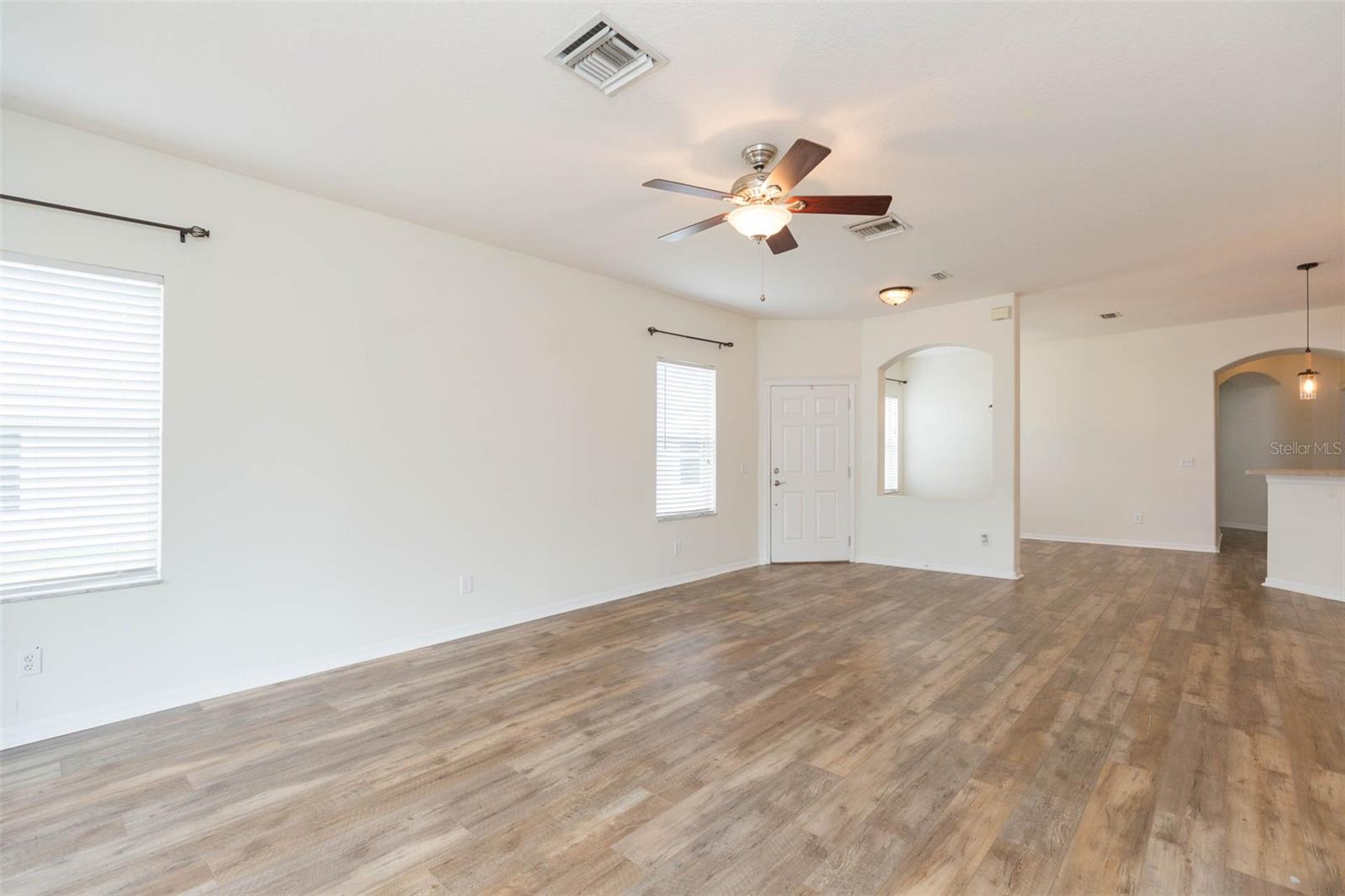 Listing photo id 6 for 7409 Surrey Wood Lane