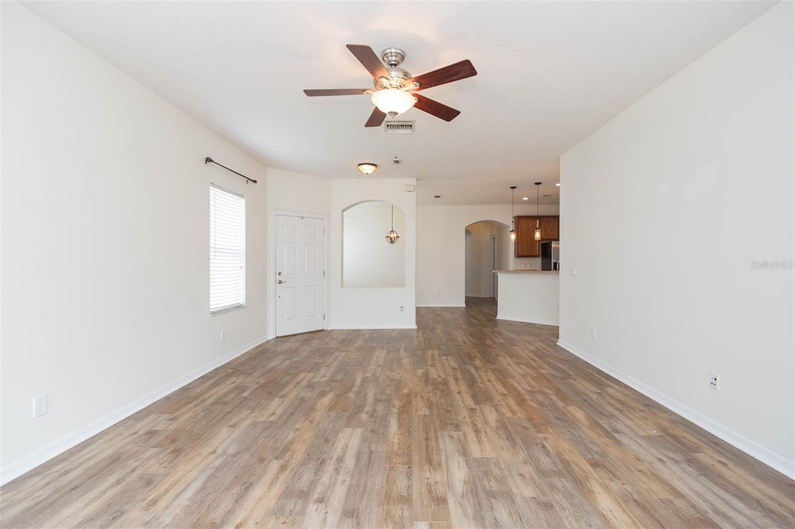 Listing photo id 7 for 7409 Surrey Wood Lane