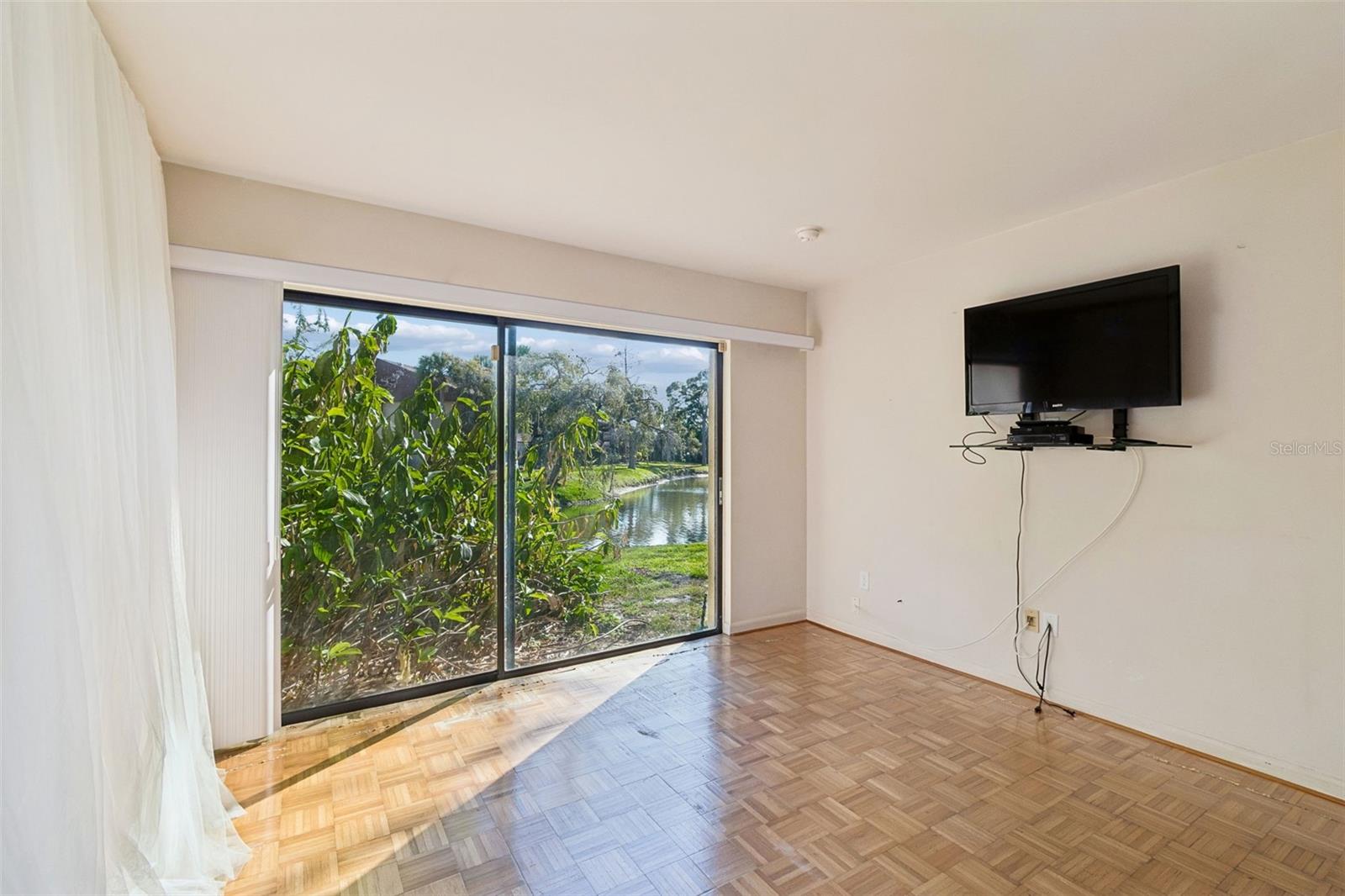 Image 18 of 36 For 850 Village Lake Ter N  106