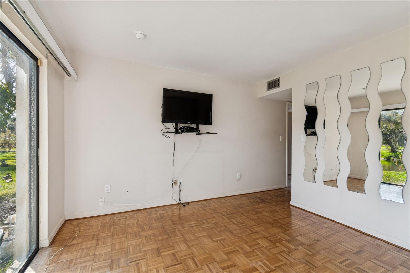 Image 19 of 36 For 850 Village Lake Ter N  106