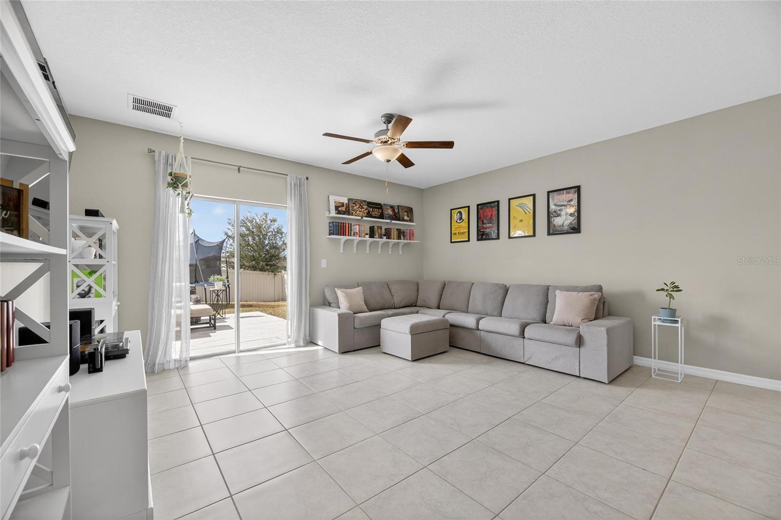 Listing photo id 10 for 16791 Delia Street