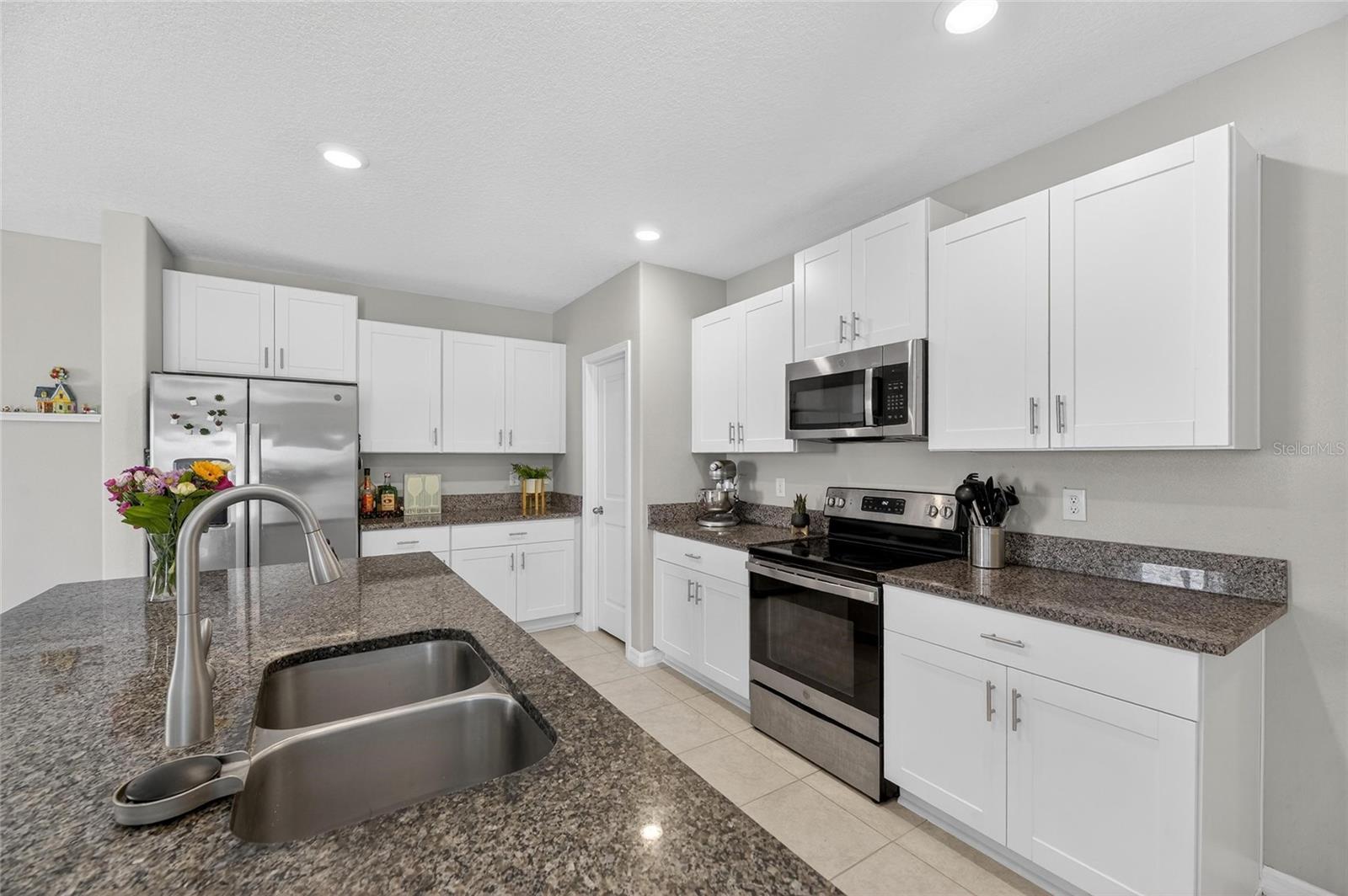 Listing photo id 15 for 16791 Delia Street