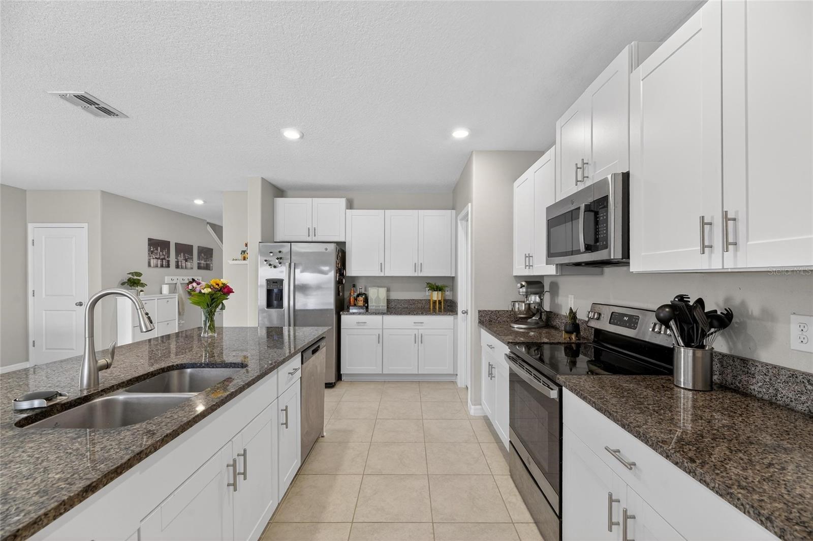 Listing photo id 16 for 16791 Delia Street