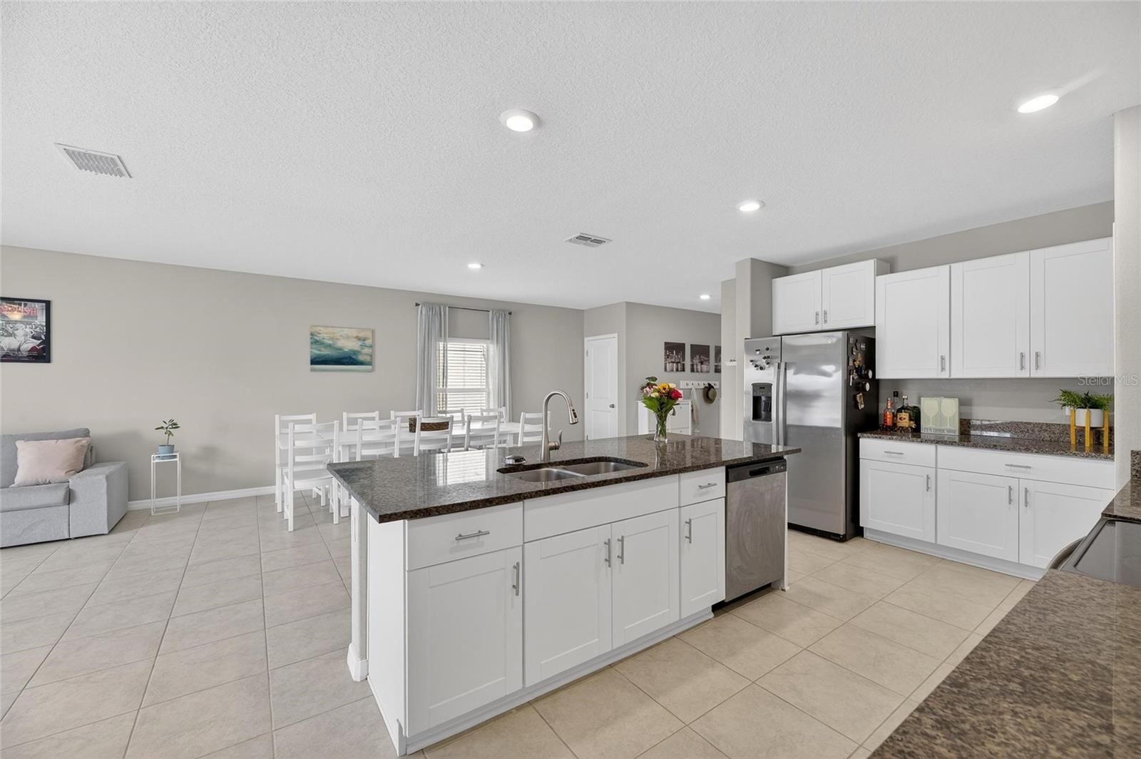 Listing photo id 17 for 16791 Delia Street