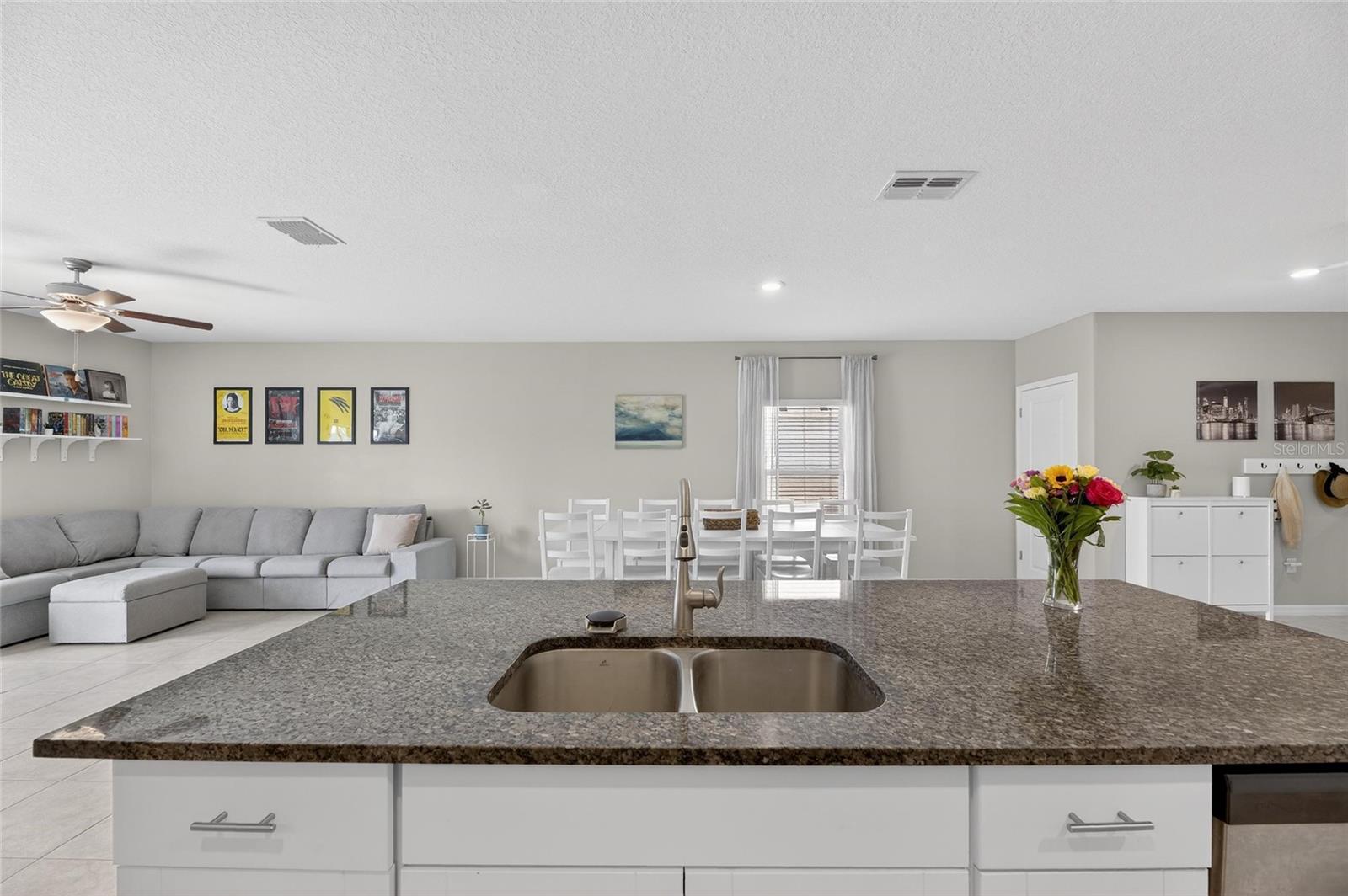 Listing photo id 18 for 16791 Delia Street