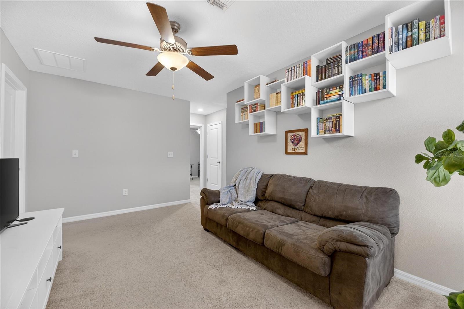 Listing photo id 22 for 16791 Delia Street