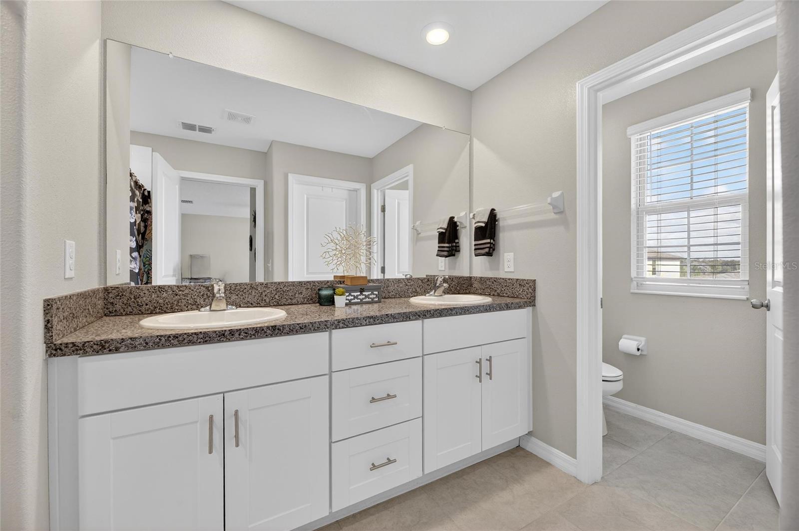 Listing photo id 36 for 16791 Delia Street