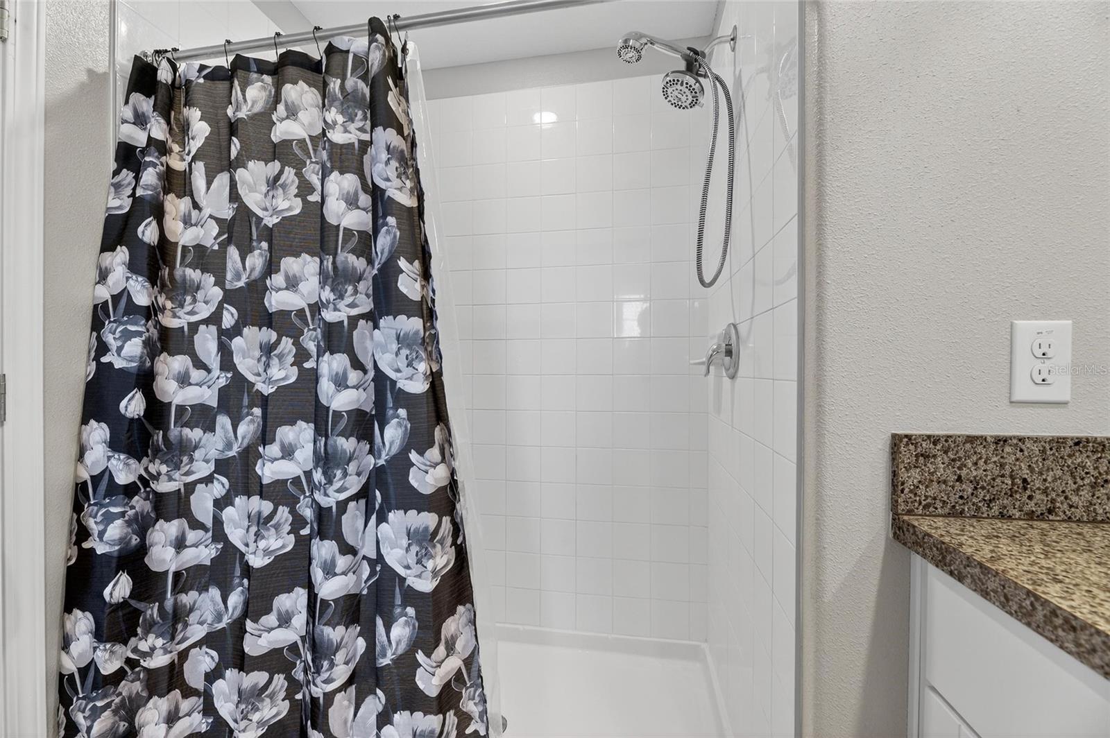 Listing photo id 37 for 16791 Delia Street