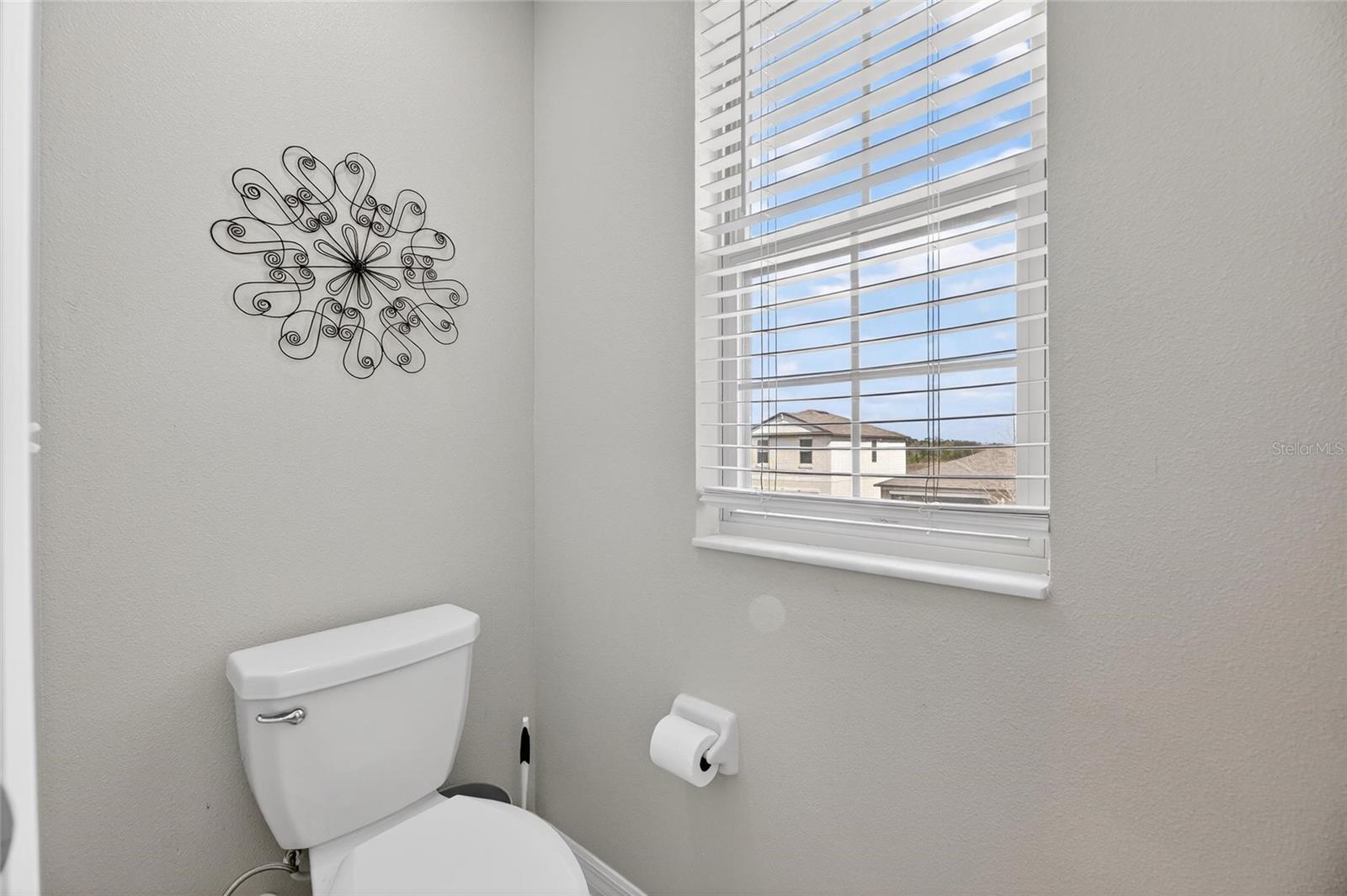 Listing photo id 38 for 16791 Delia Street