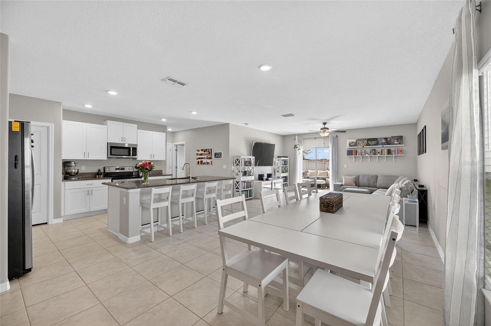 Listing photo id 6 for 16791 Delia Street