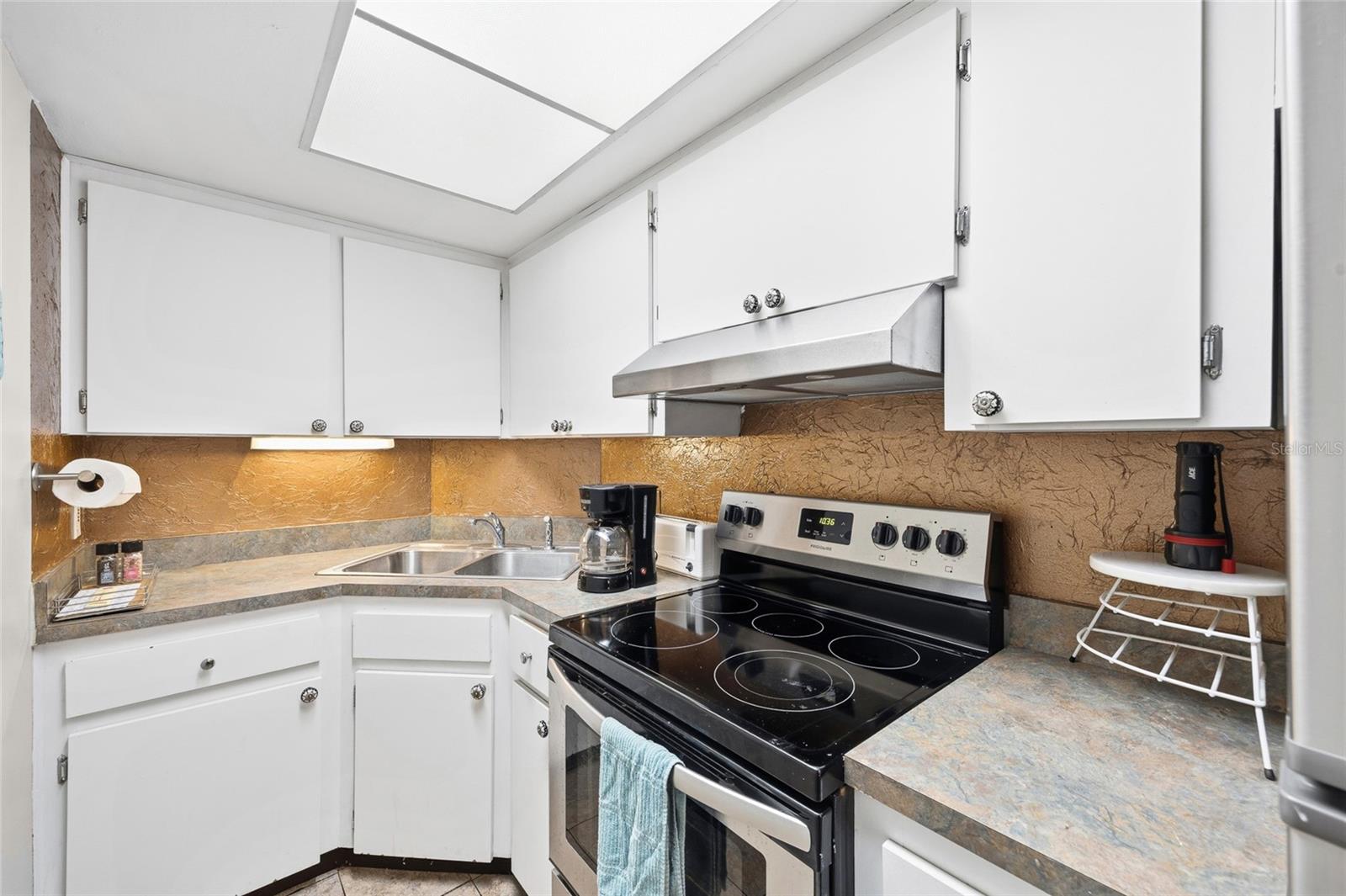 Image 12 of 32 For 100 Waverly Way 201