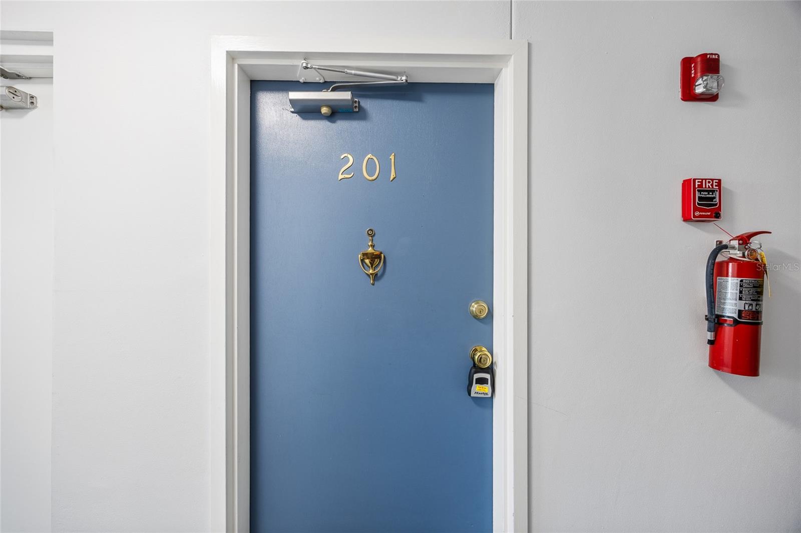 Image 4 of 32 For 100 Waverly Way 201