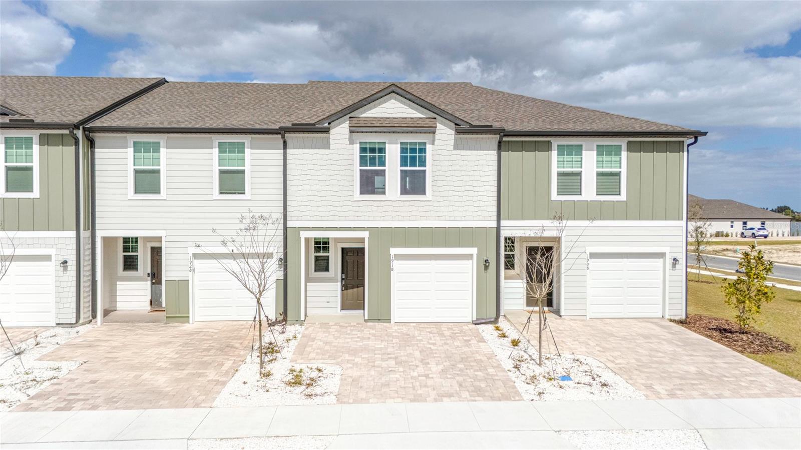 Listing photo id 0 for 1918 Bluewater Lane