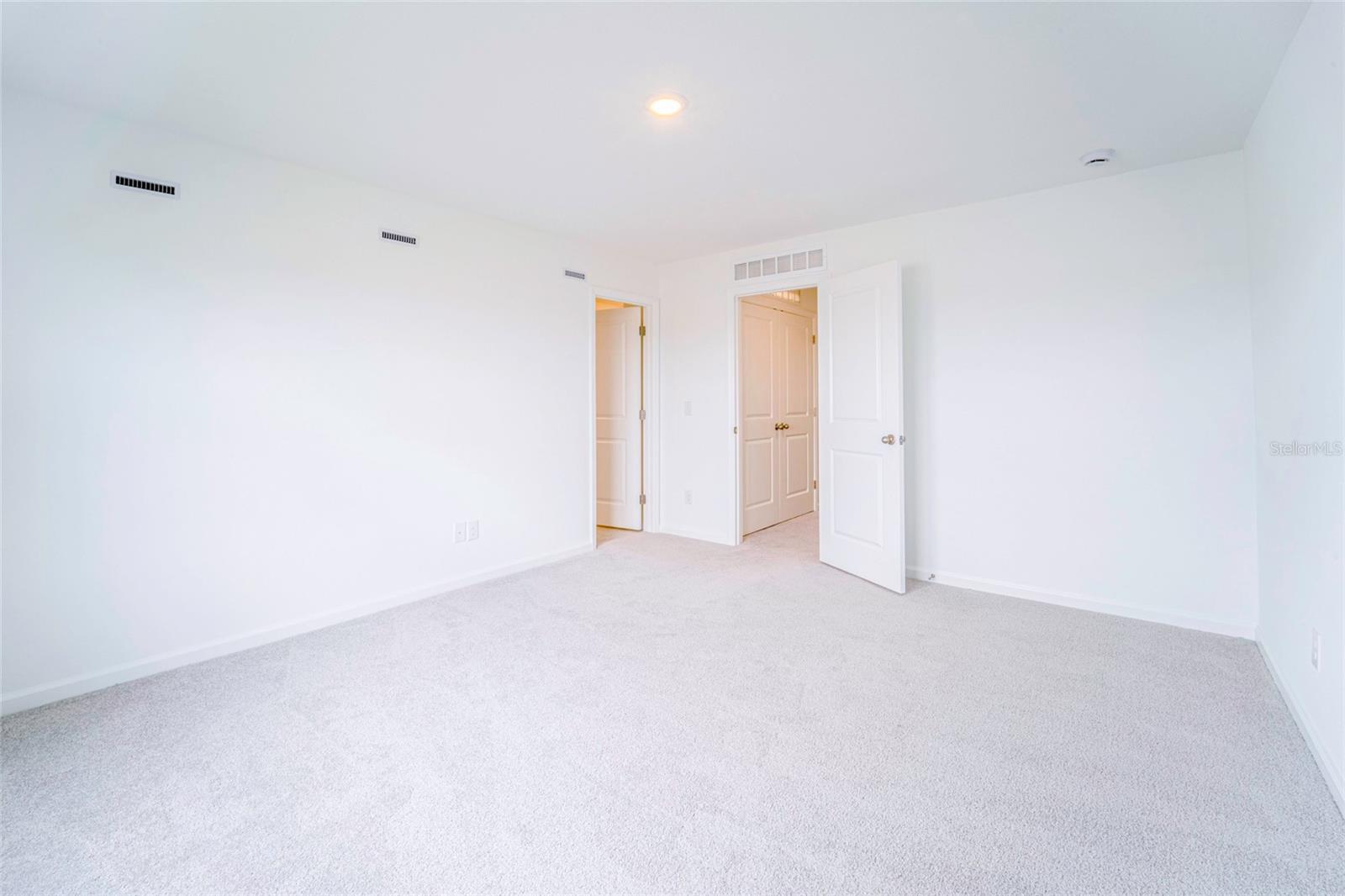 Listing photo id 7 for 1918 Bluewater Lane