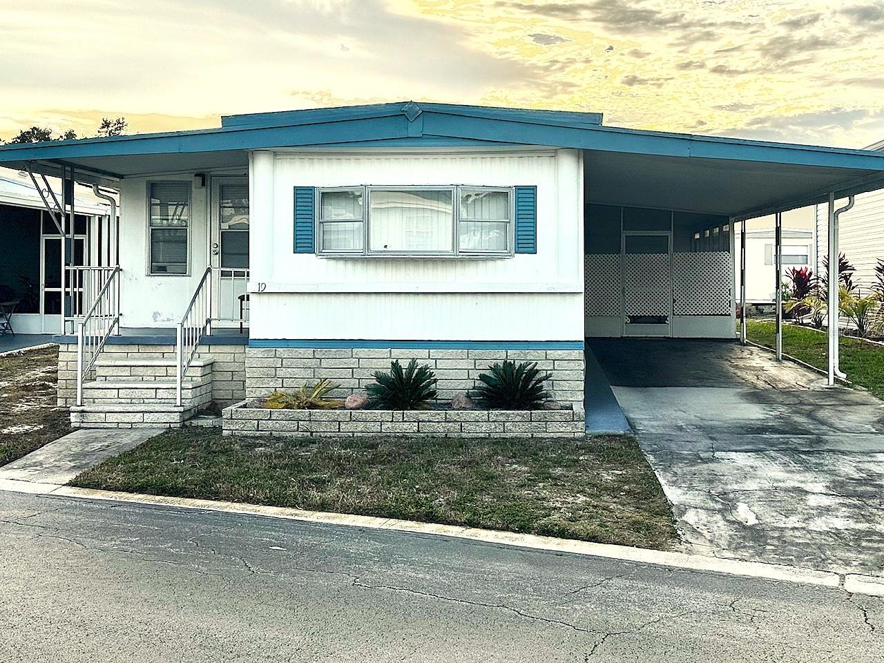 Listing photo id 11 for 9790 66th Street N 19