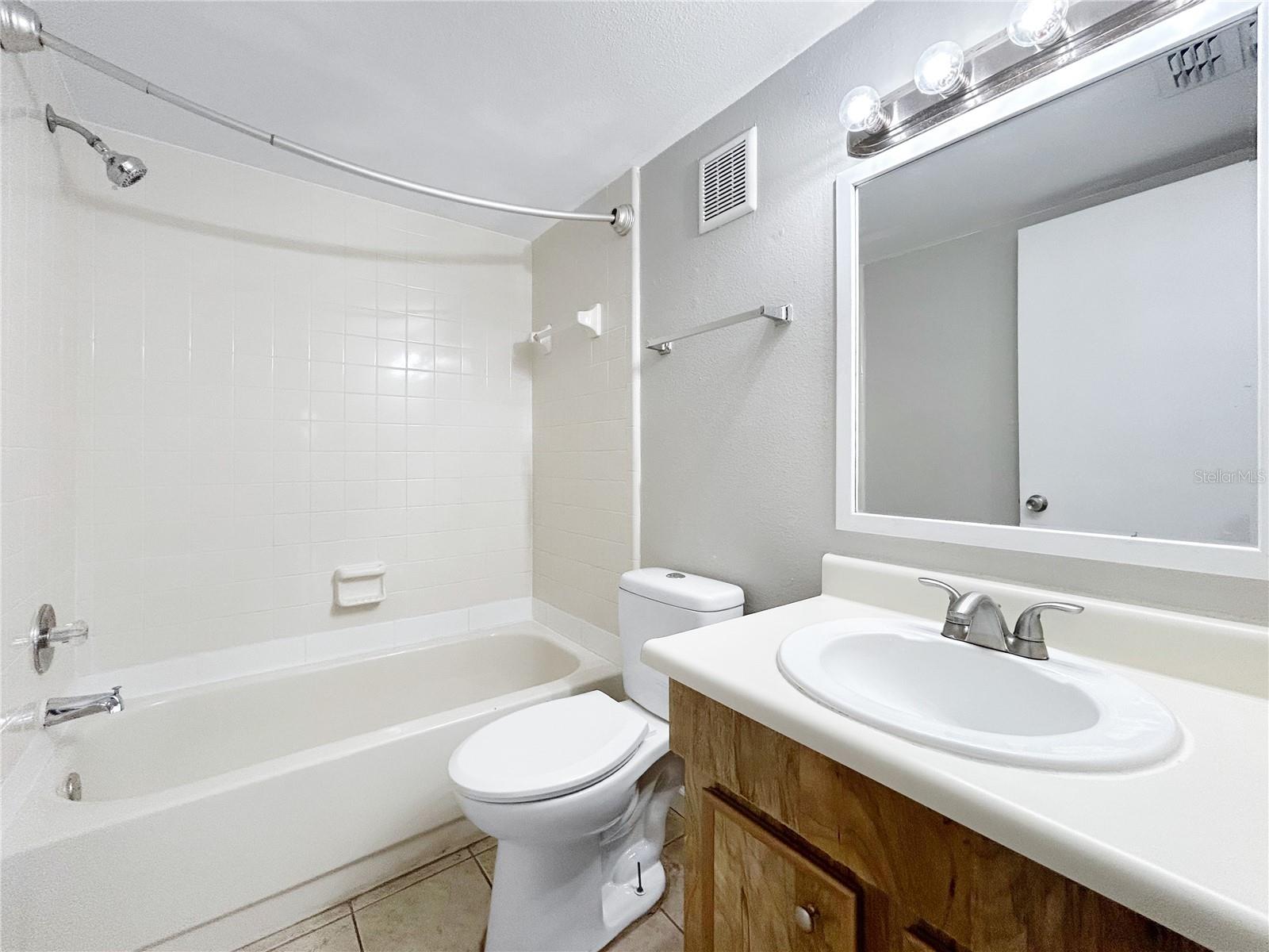 Image 18 of 19 For 14324 Hanging Moss Circle  101