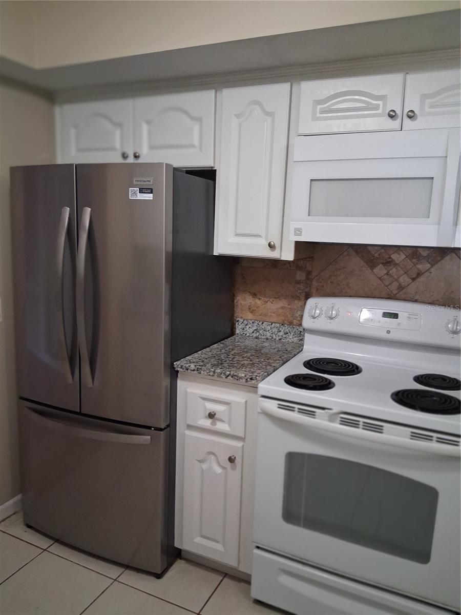 Image 6 of 19 For 10939 103rd Avenue