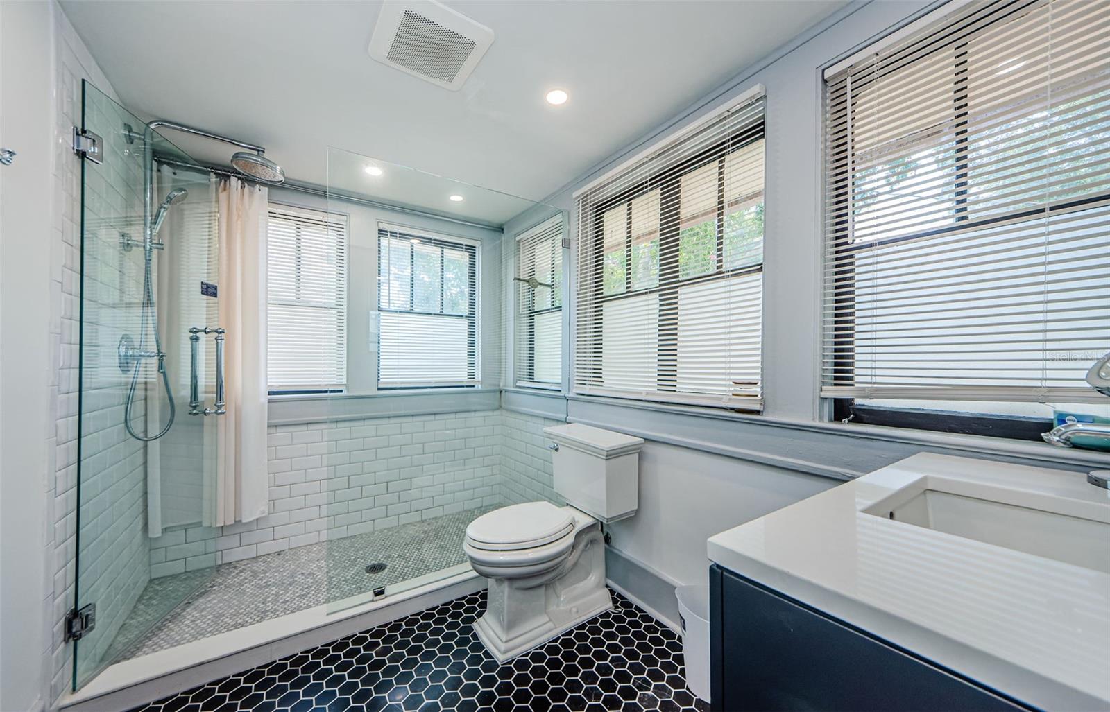 Image 19 of 32 For 620 Earle Avenue N