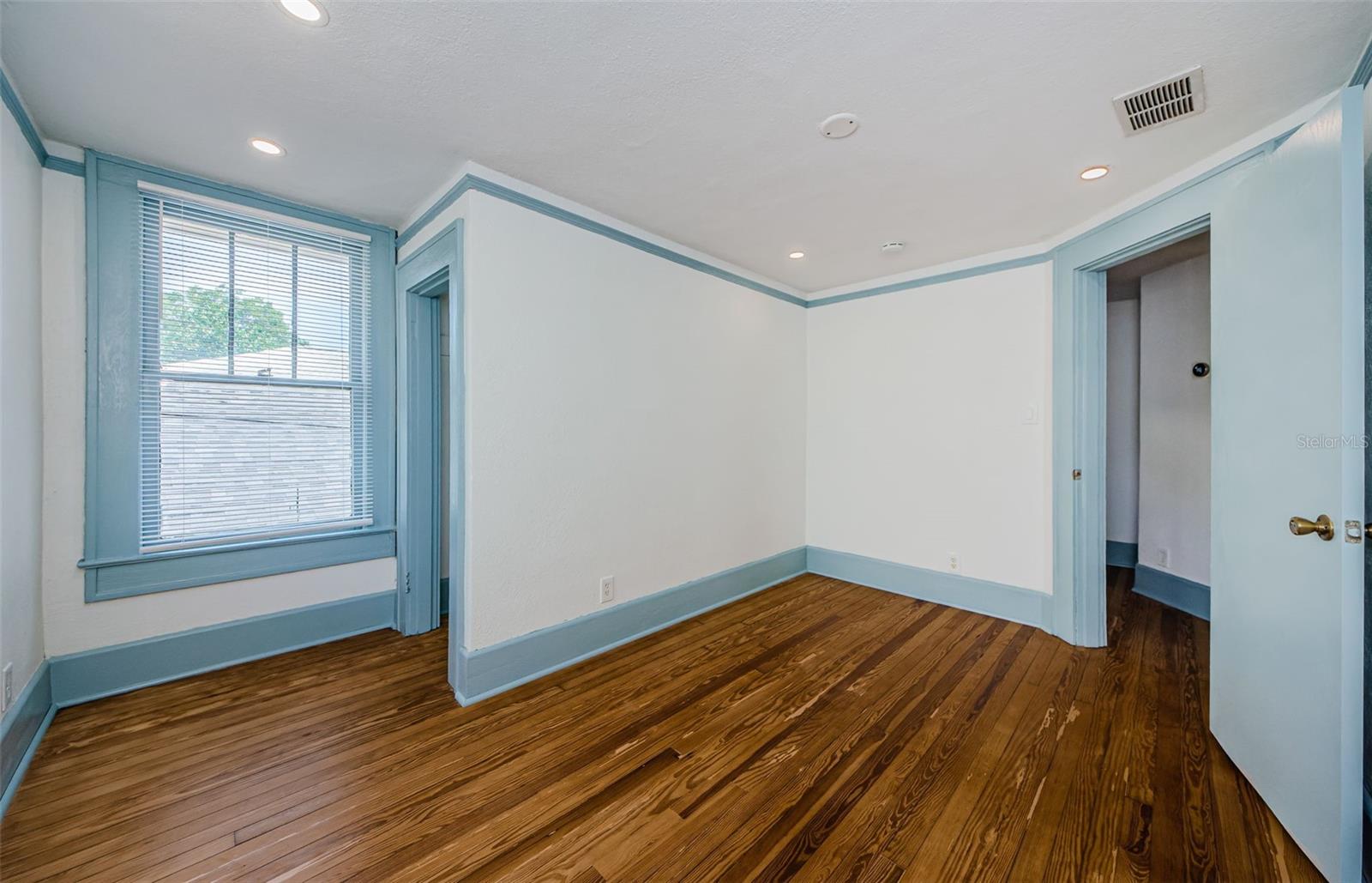 Image 25 of 32 For 620 Earle Avenue N