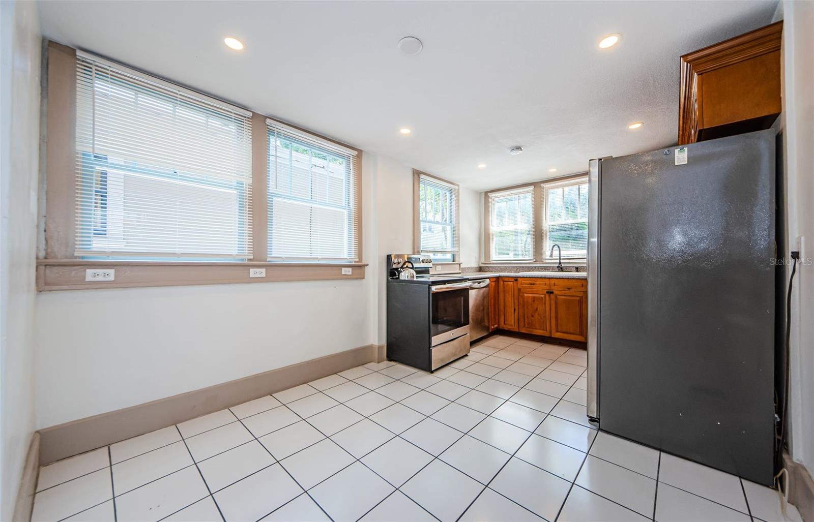 Image 7 of 32 For 620 Earle Avenue N