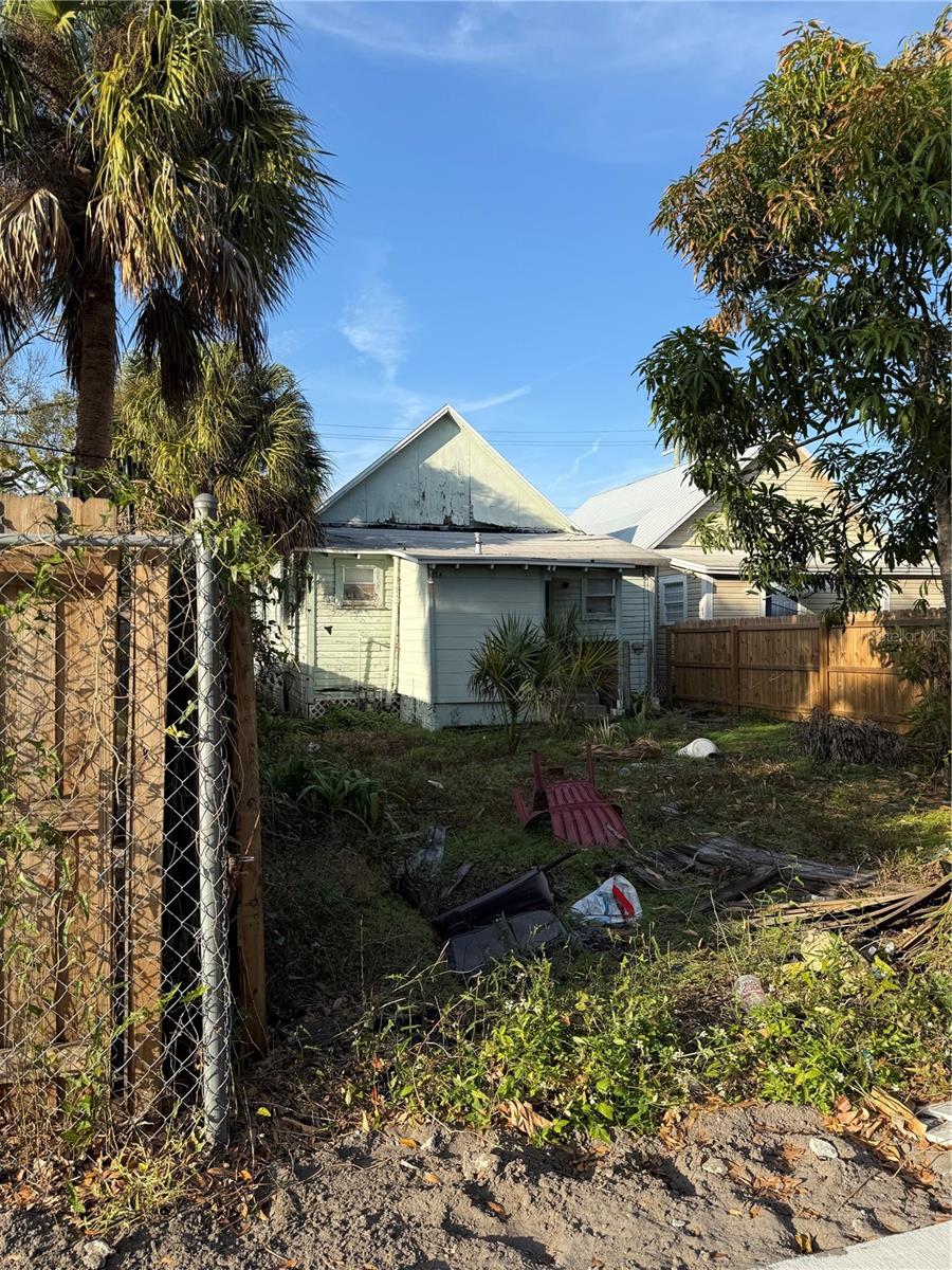 Listing photo id 8 for 2310 Walnut Street