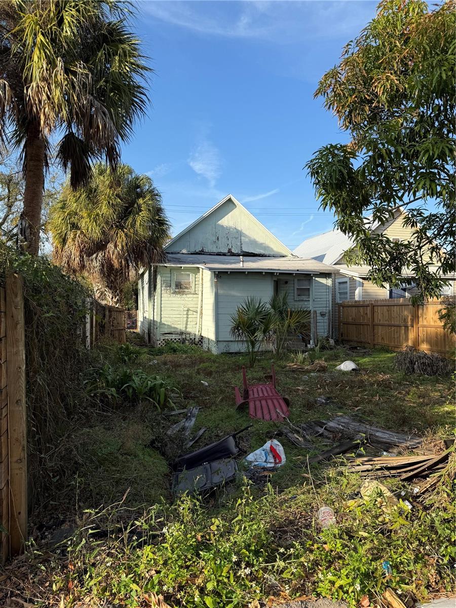 Listing photo id 9 for 2310 Walnut Street