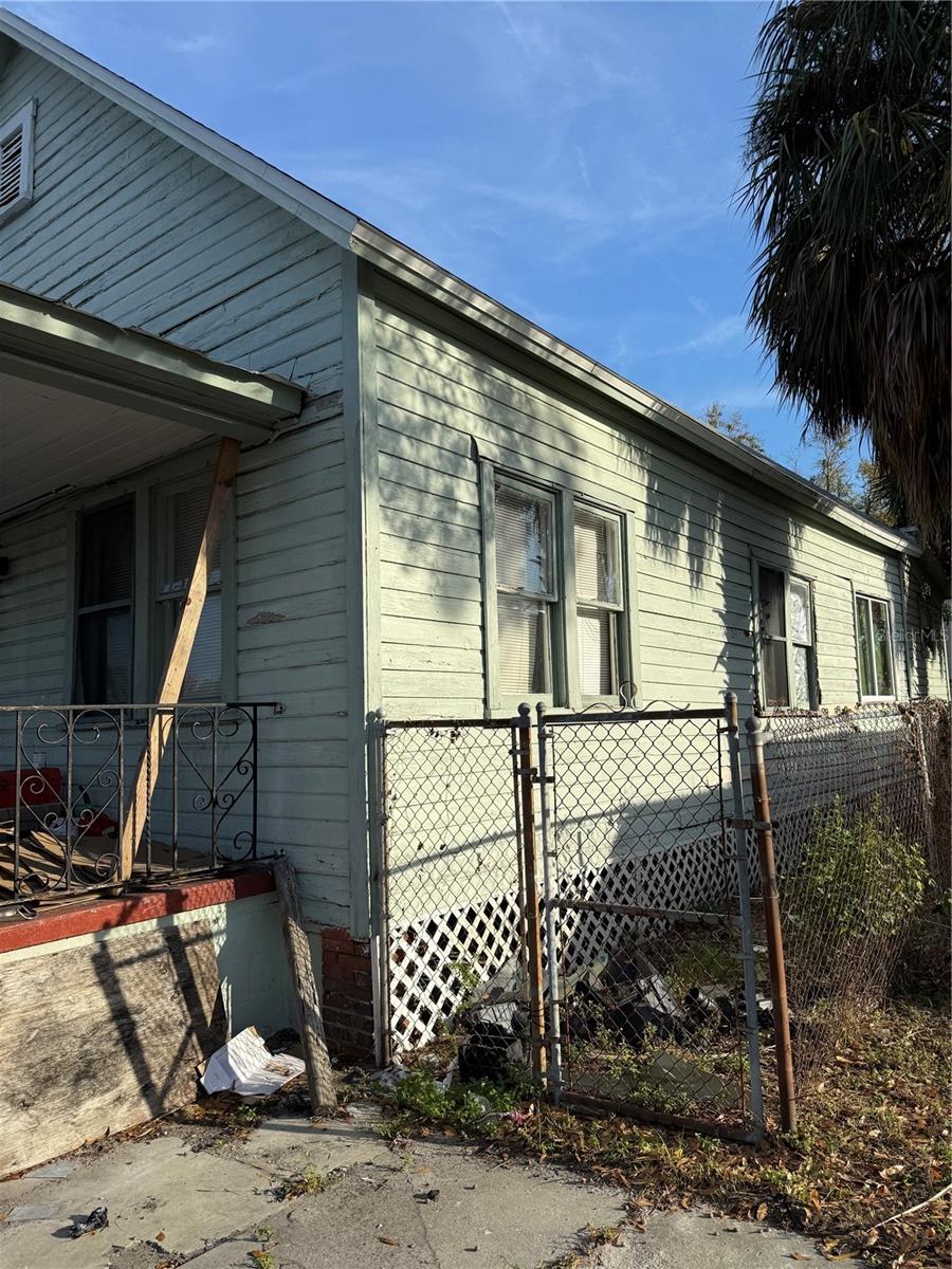 Listing photo id 12 for 2310 Walnut Street