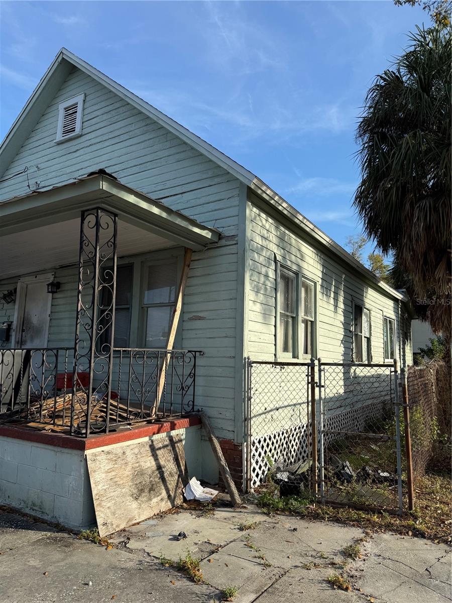 Listing photo id 13 for 2310 Walnut Street