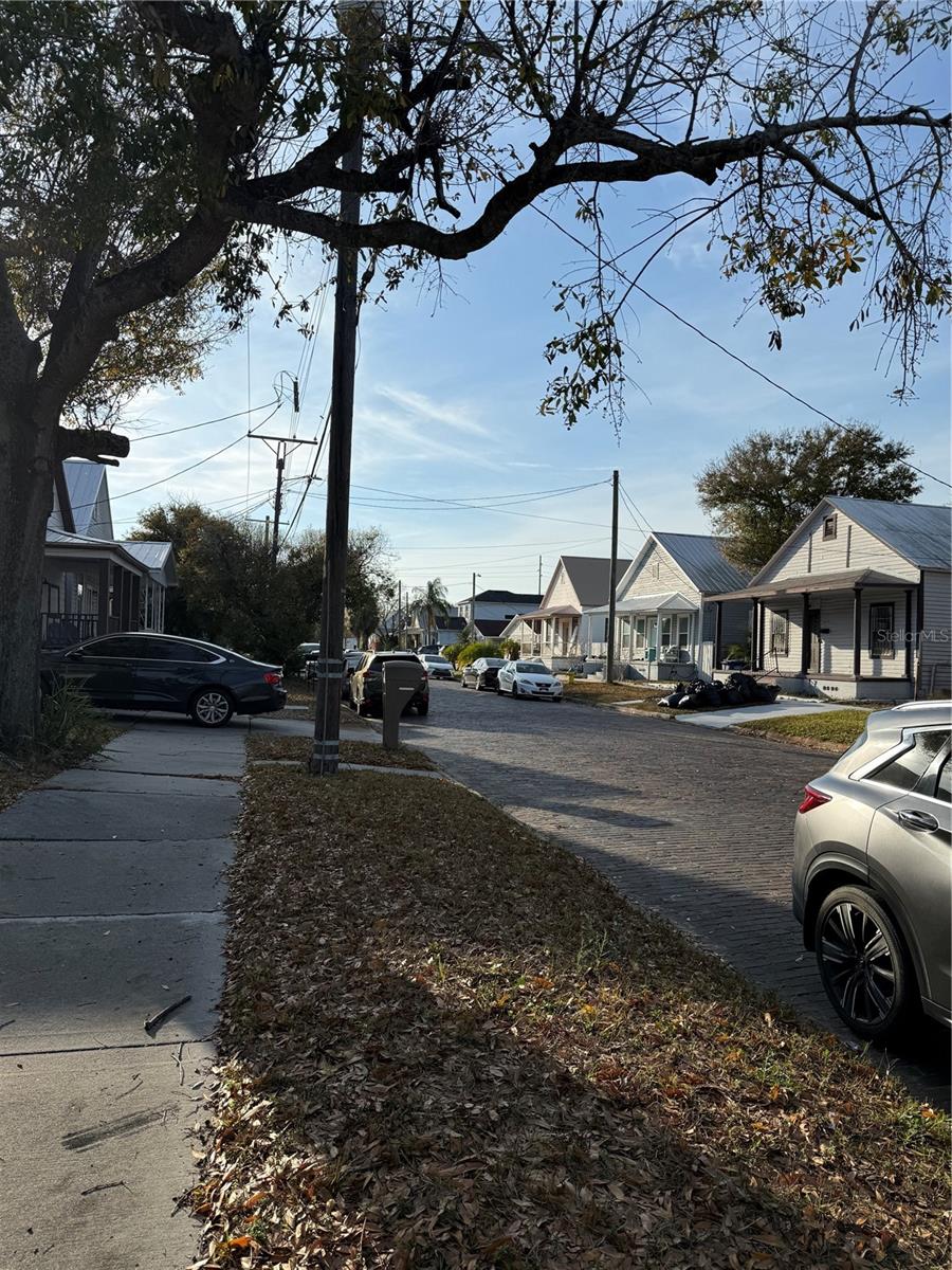 Listing photo id 14 for 2310 Walnut Street