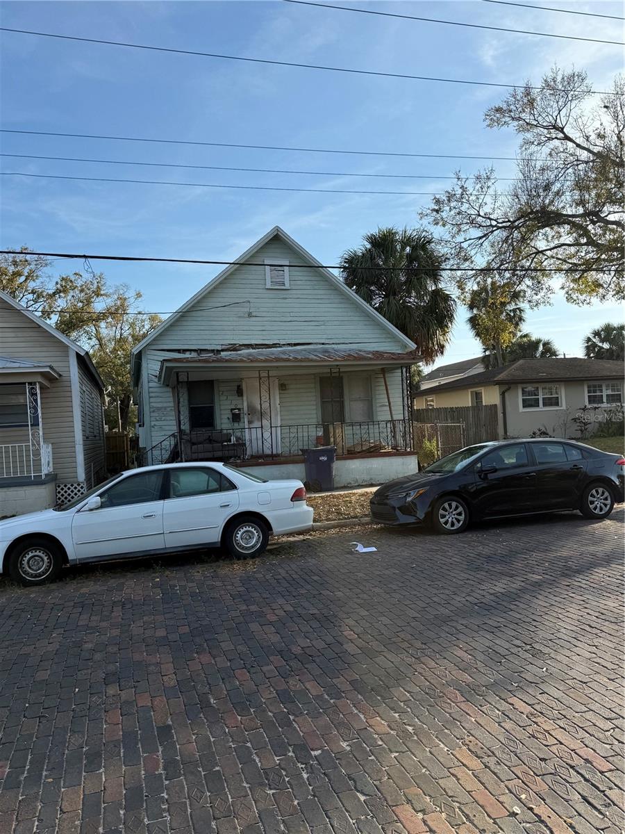 Listing photo id 2 for 2310 Walnut Street