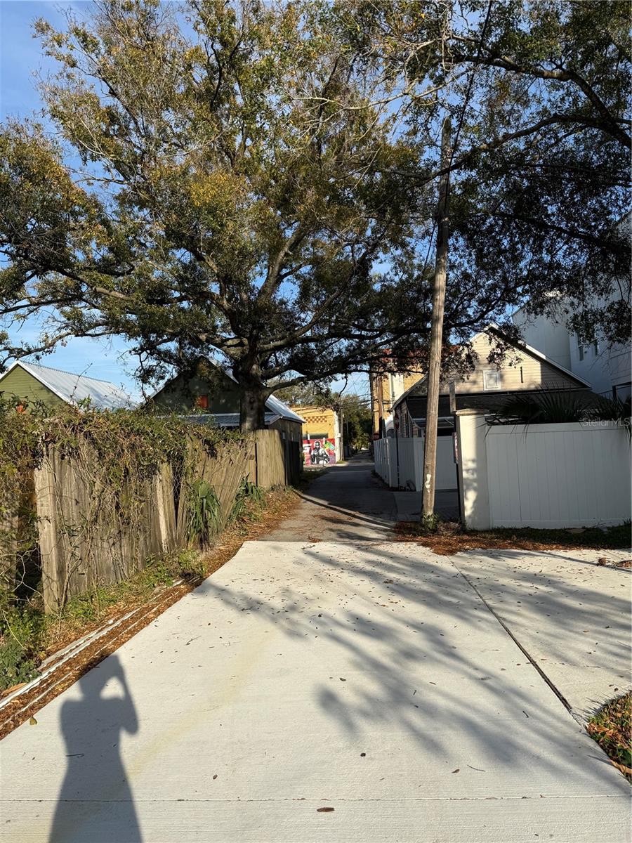 Listing photo id 7 for 2310 Walnut Street