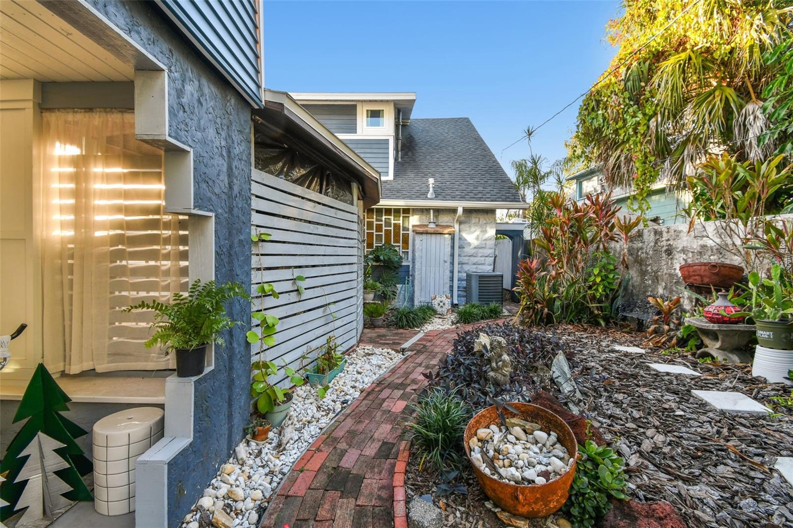 Image 43 of 77 For 945 11th Street N