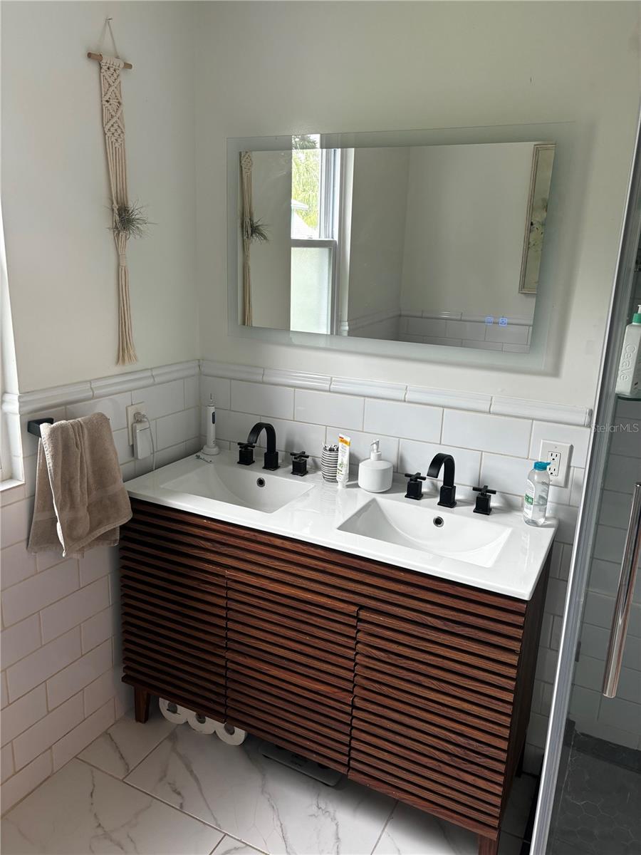 Image 61 of 77 For 945 11th Street N