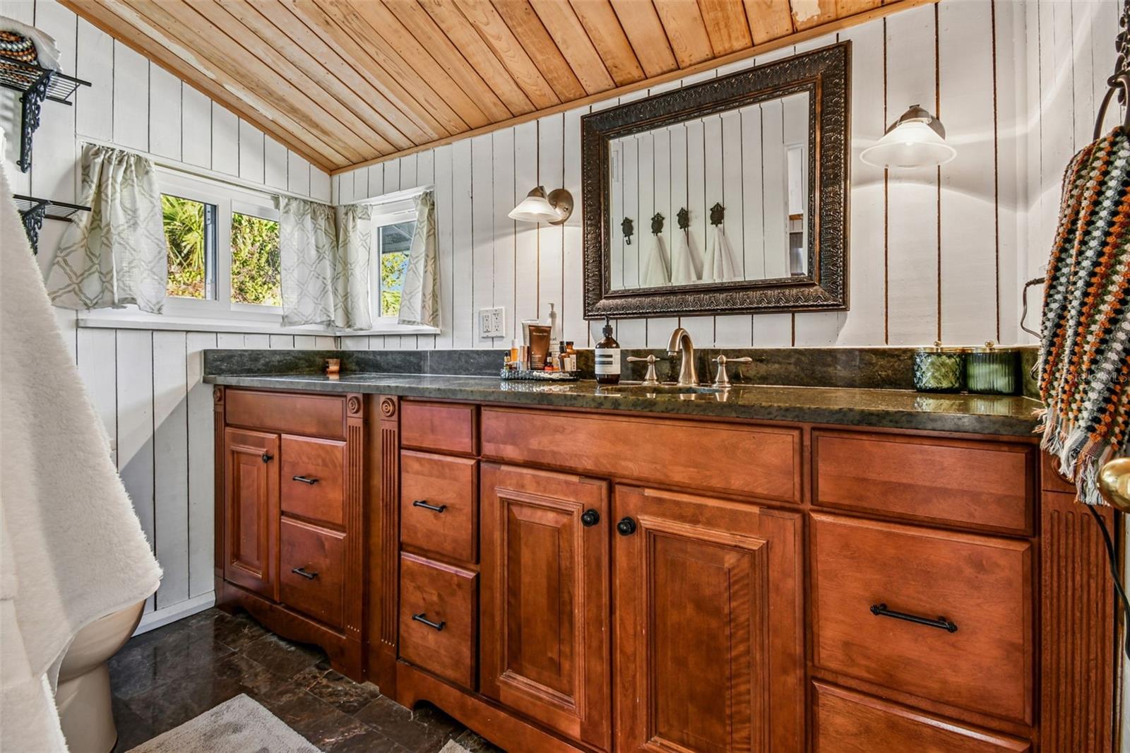 Image 31 of 77 For 945 11th Street N