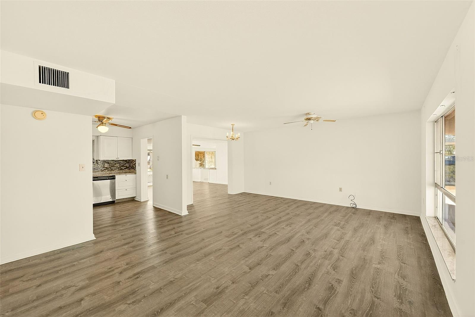 Listing photo id 3 for 708 Tam O Shanter Avenue