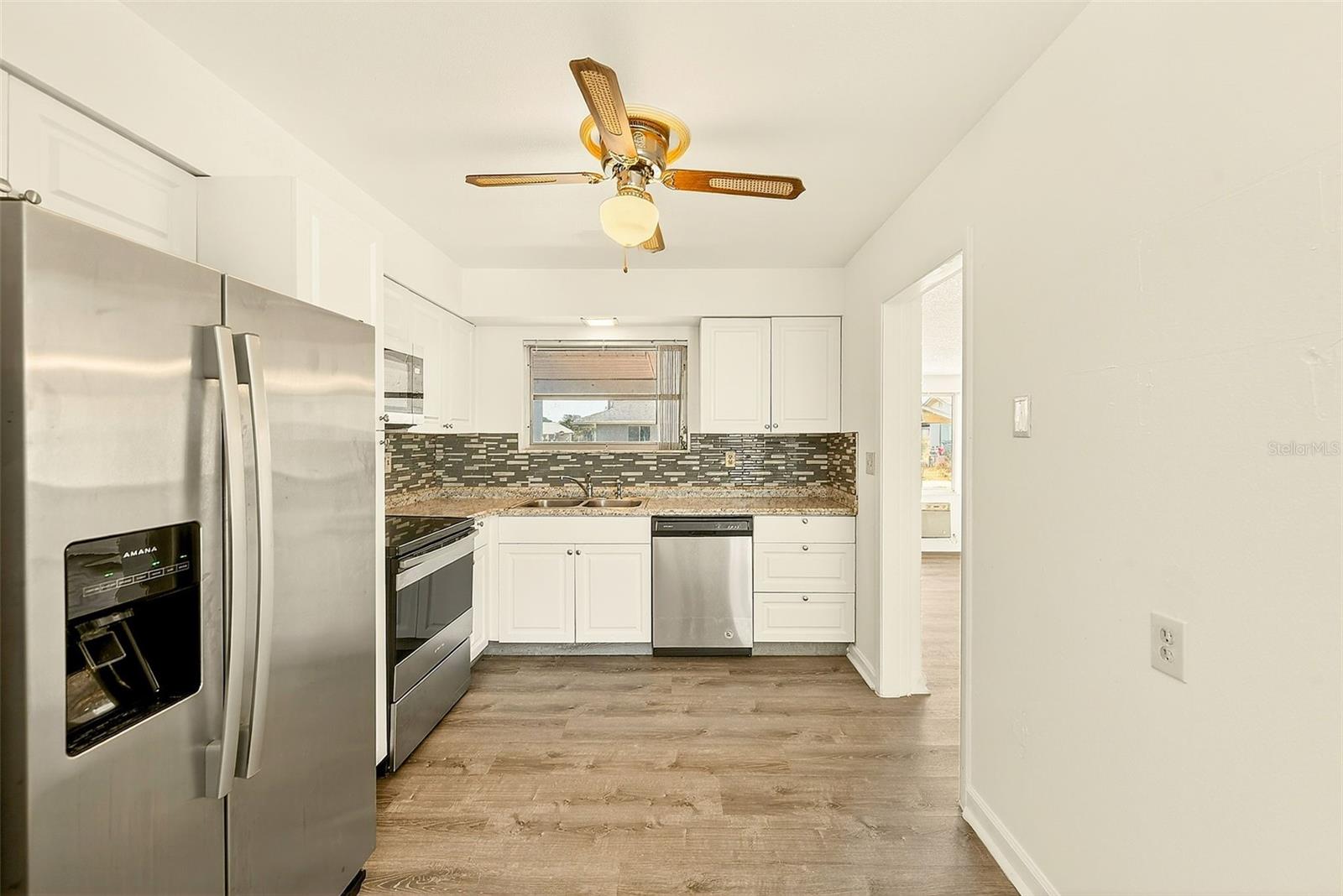 Listing photo id 4 for 708 Tam O Shanter Avenue