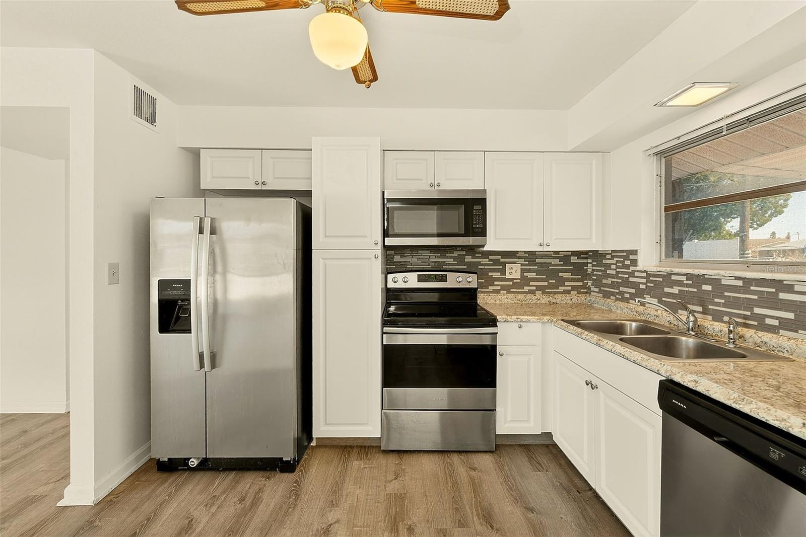 Listing photo id 5 for 708 Tam O Shanter Avenue