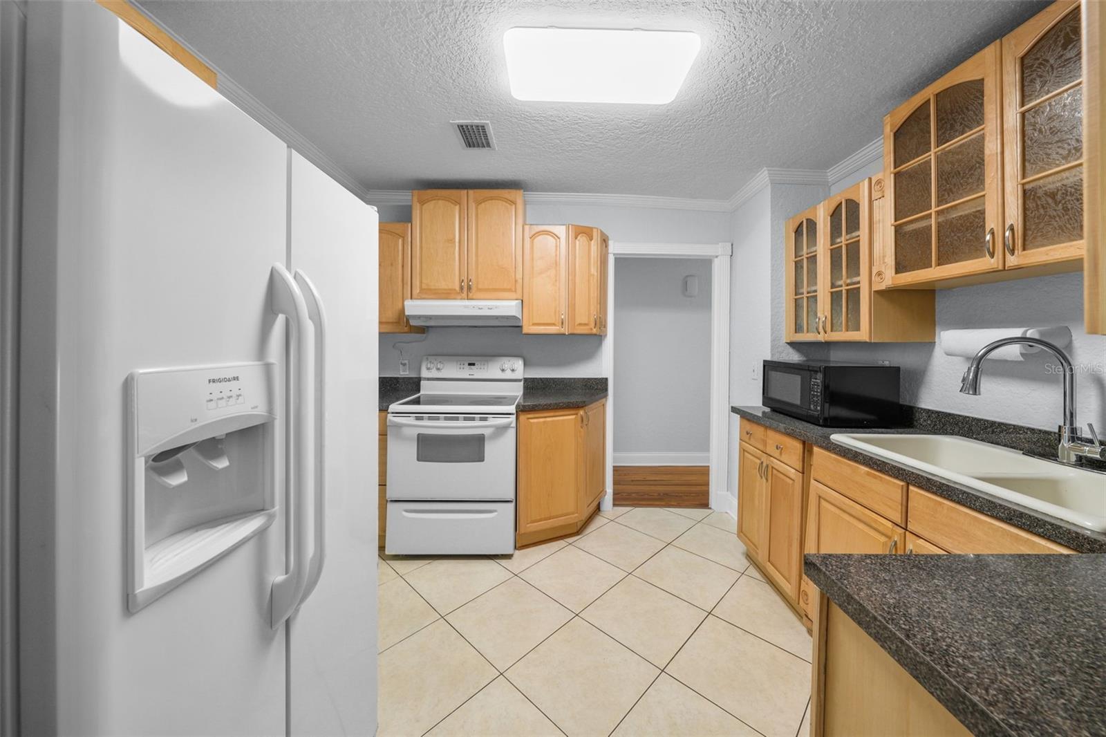 Listing photo id 11 for 814 Indiana Avenue