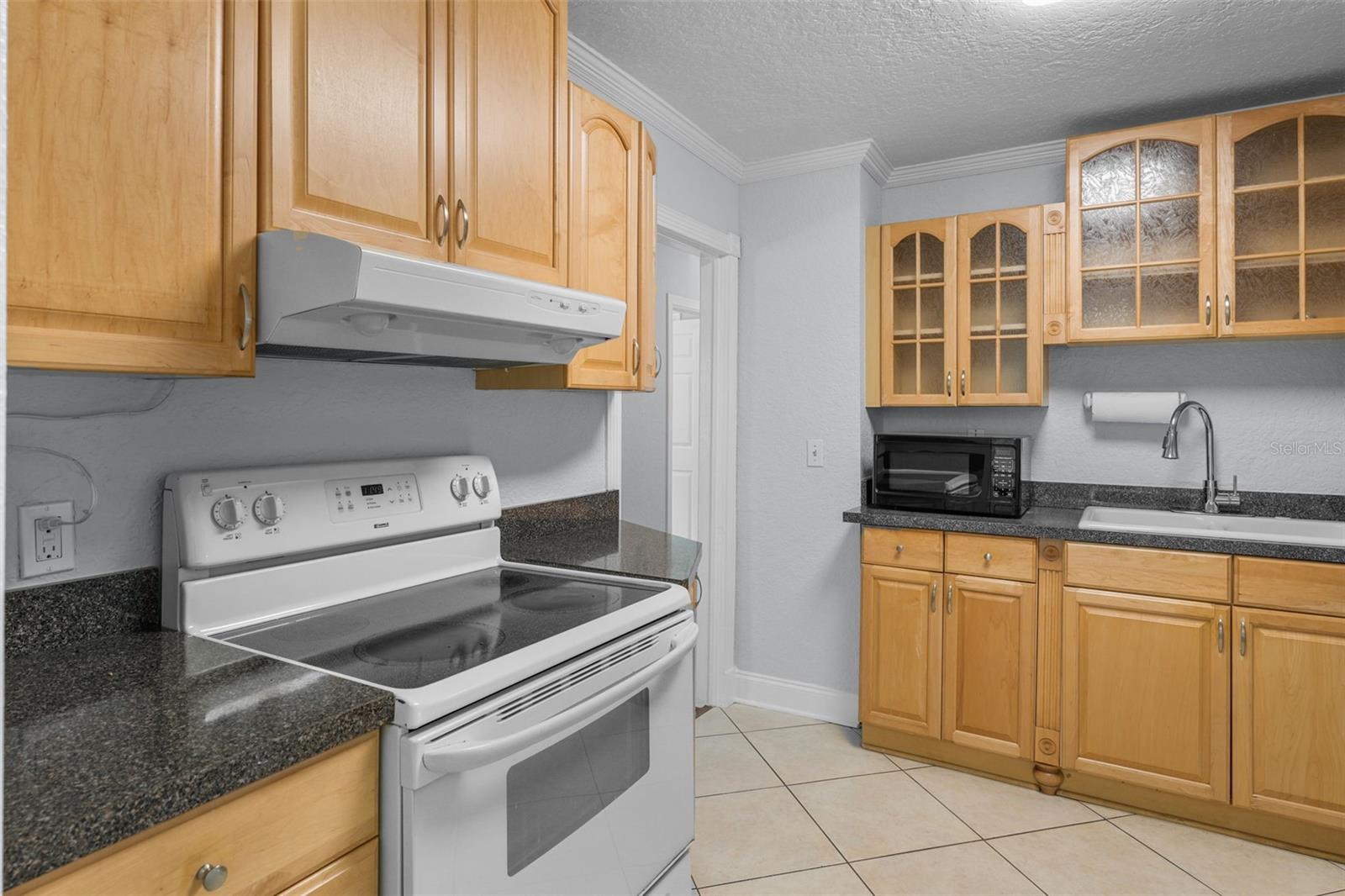 Listing photo id 12 for 814 Indiana Avenue